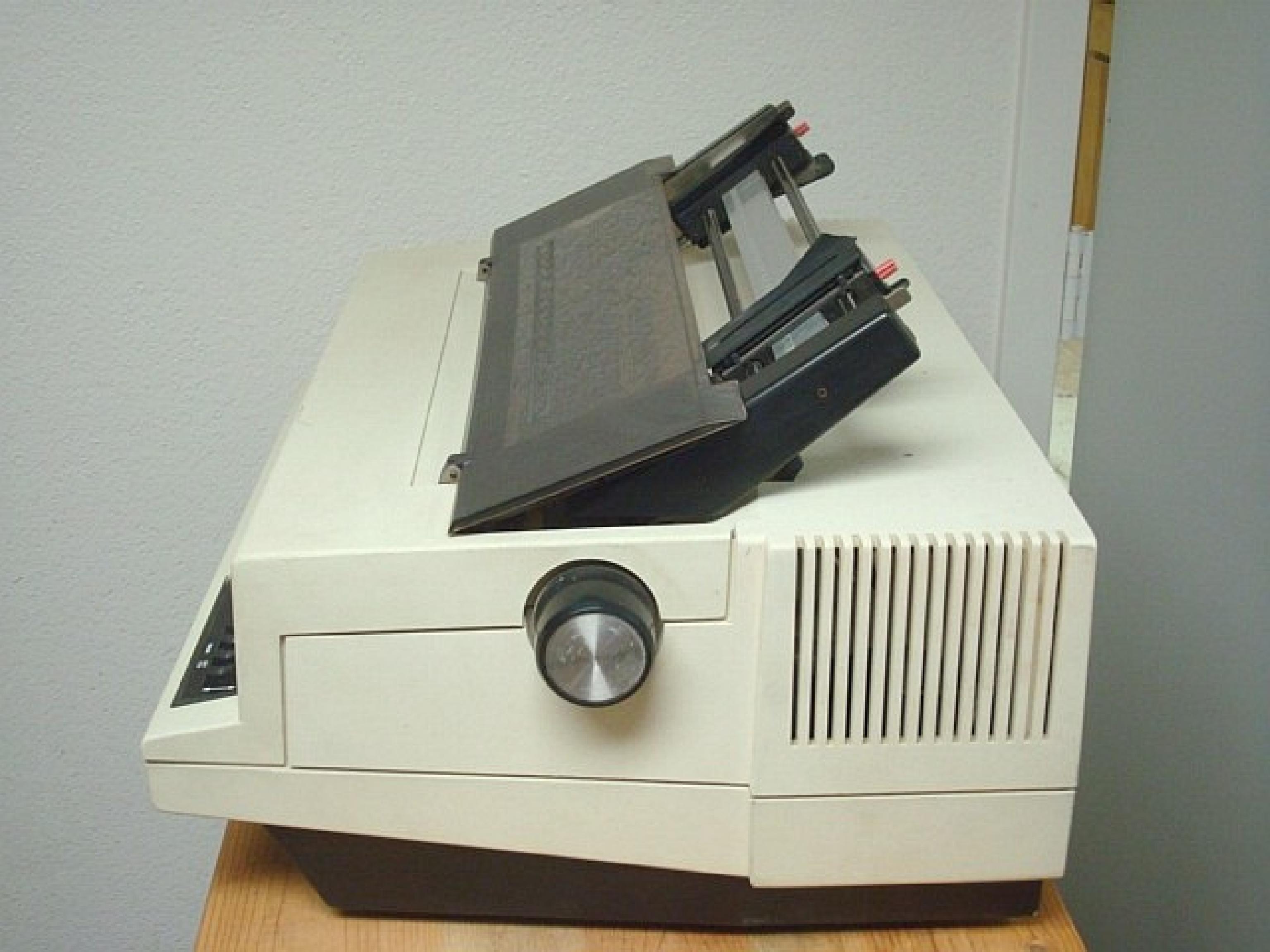 DATAPRODUCTS DP-5582-0001 DAISYWHEEL PRINTER