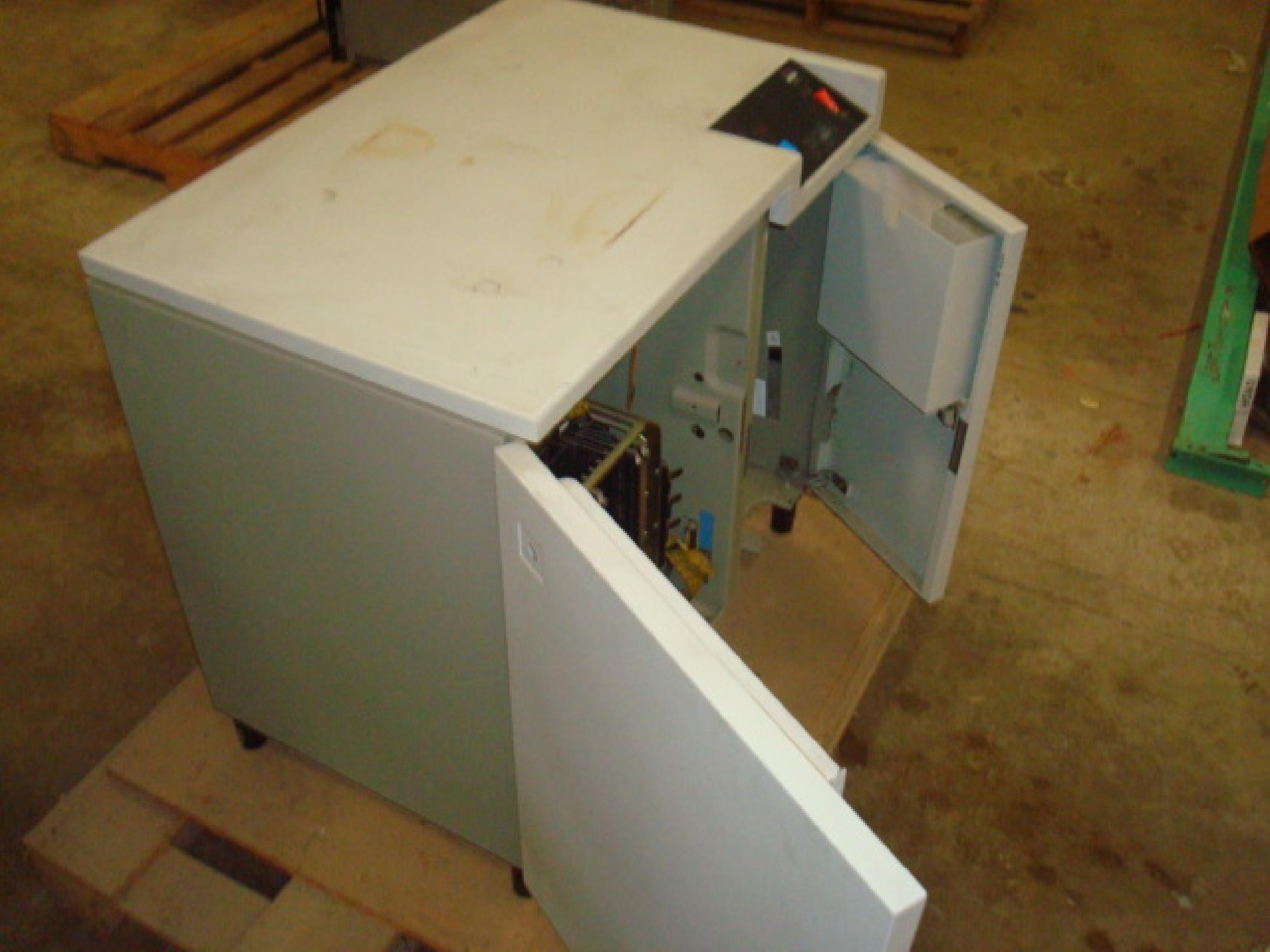 IBM 3274 3274 CONTROL UNIT, WITH MANUAL AND DISKETTES, 32 PORT 3270 TERMINAL CONTROLLERS AND PRINTERS