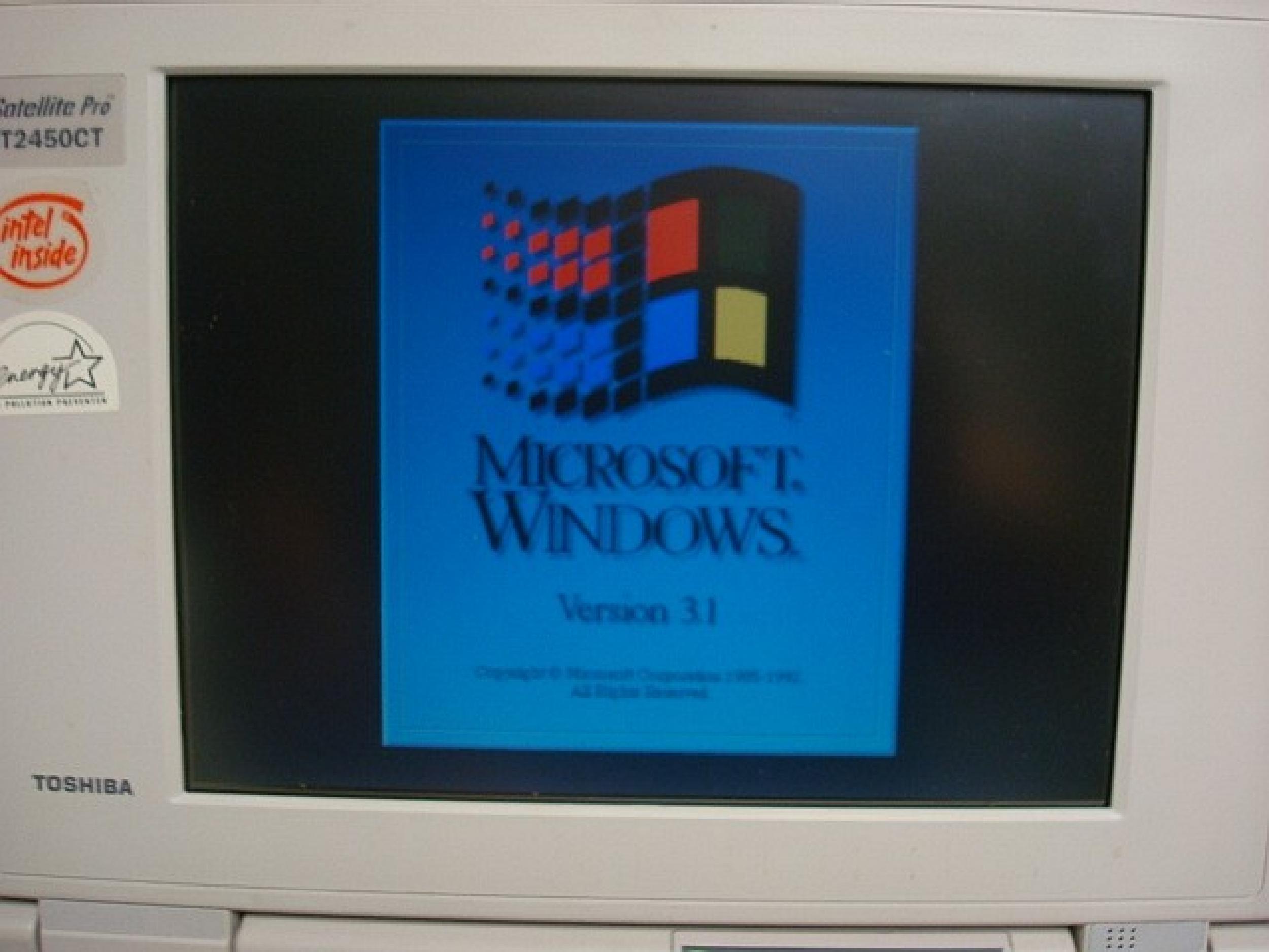 TOSHIBA PA1191U XT LAPTOP 75MHZ 486DX4CPU 500MB HARD DRIVE, 12MB RAM