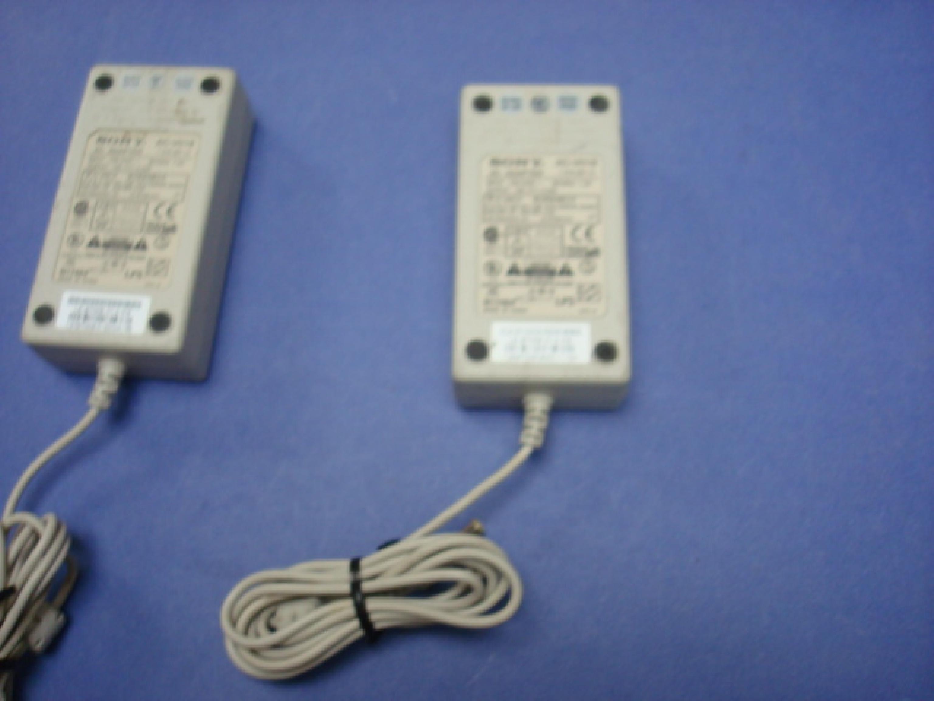 SONY AC-V018 18V DC 3.33A AC ADAPTER WITH BARREL CONNECTOR OD:6MM ID:4.4MM WITH 1MM CENTER SPIKE, OUTSIDE NEGATIVE POLE