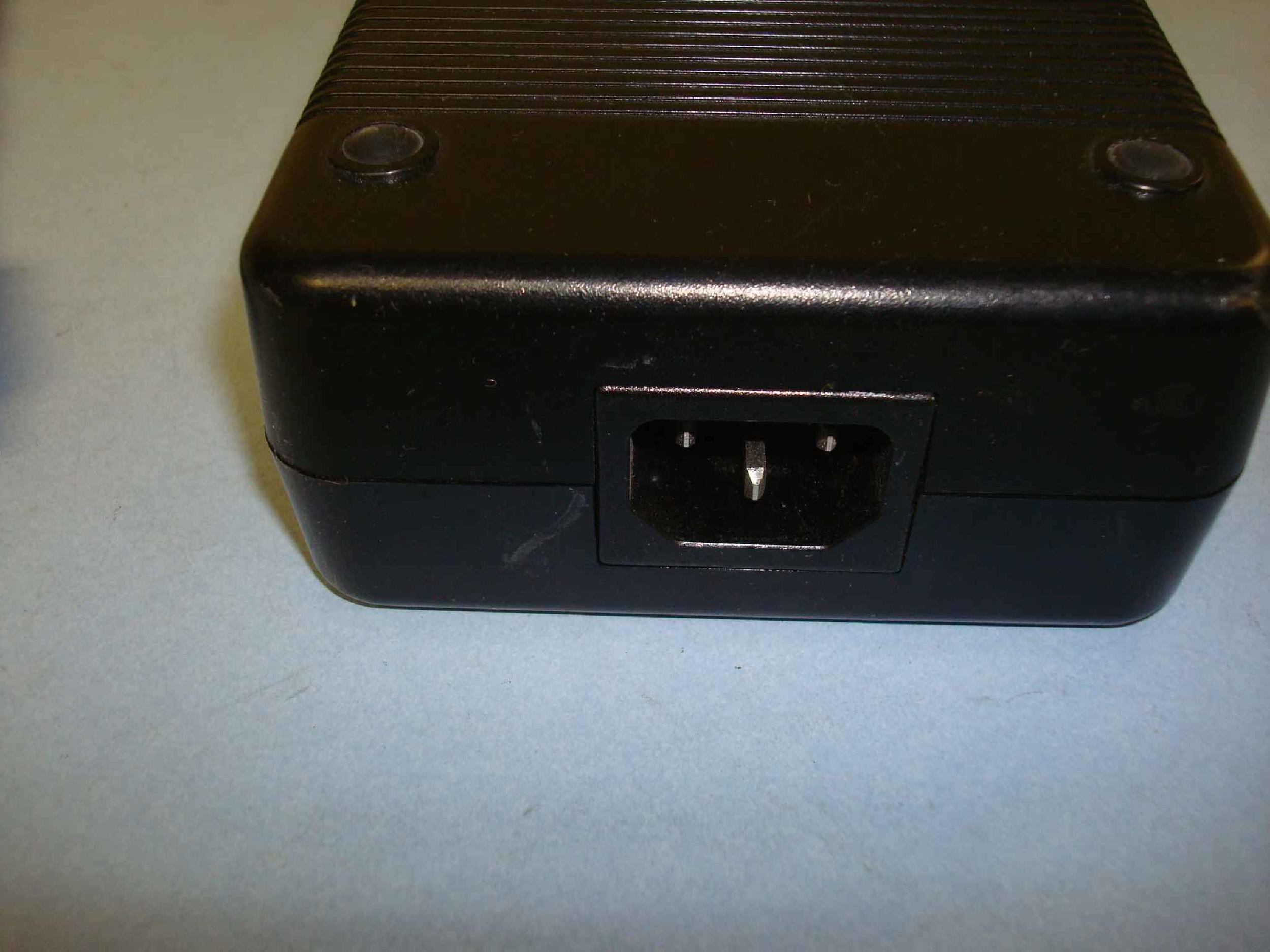 GATEWAY 2000 HP-AN235D43 12V DC 19.6A AC ADAPTER WITH 6 PIN CONNECTOR