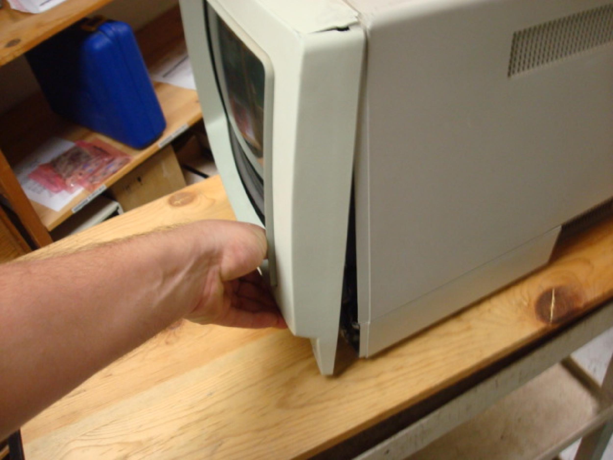 IBM 8575154 TERMINAL, POWERS ON, CRACKED CASE