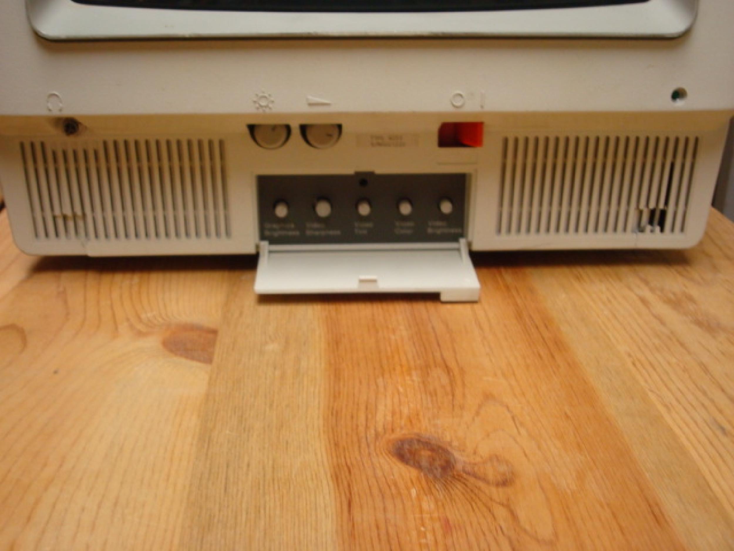 IBM 4055 TERMINAL, POWERS ON, CRACKED CASE