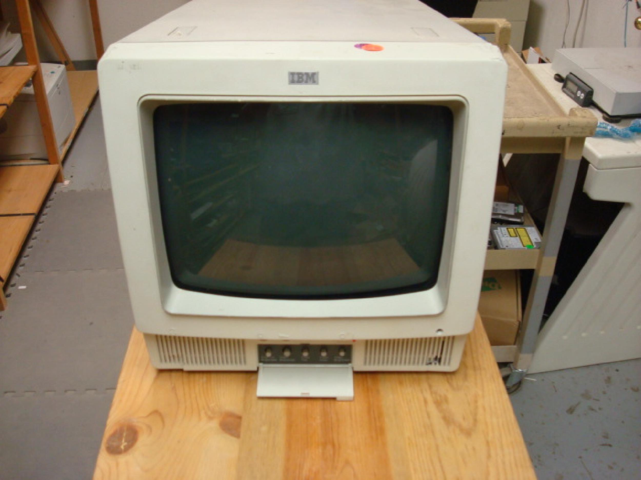 IBM 4055 TERMINAL, POWERS ON, CRACKED CASE