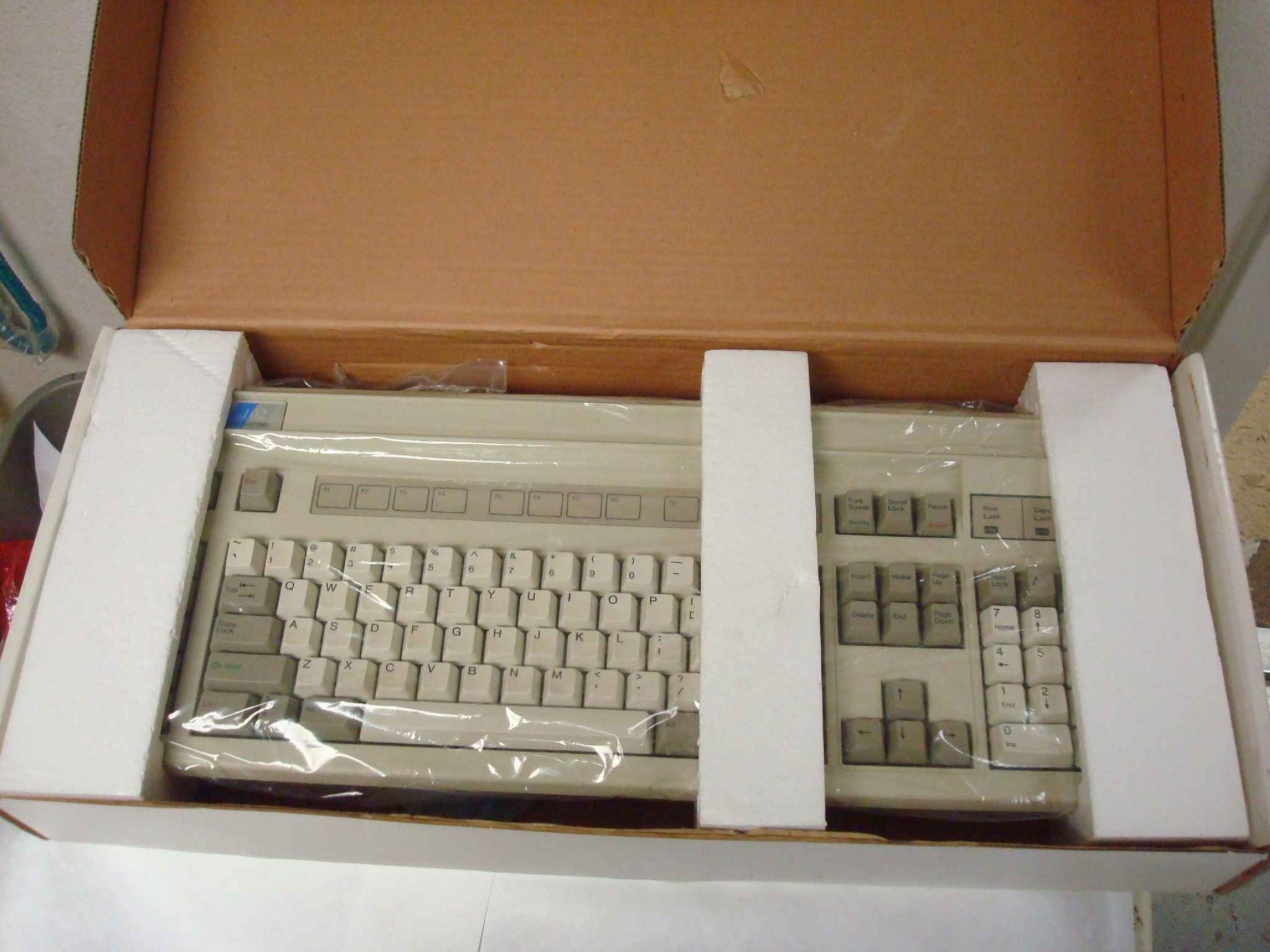 OMNIKEY GT6OMNIKEY ULT3 102 KEY AT OR PS/2 KEYBOARD, GREAT CONDITION WITH BOX & MANUAL