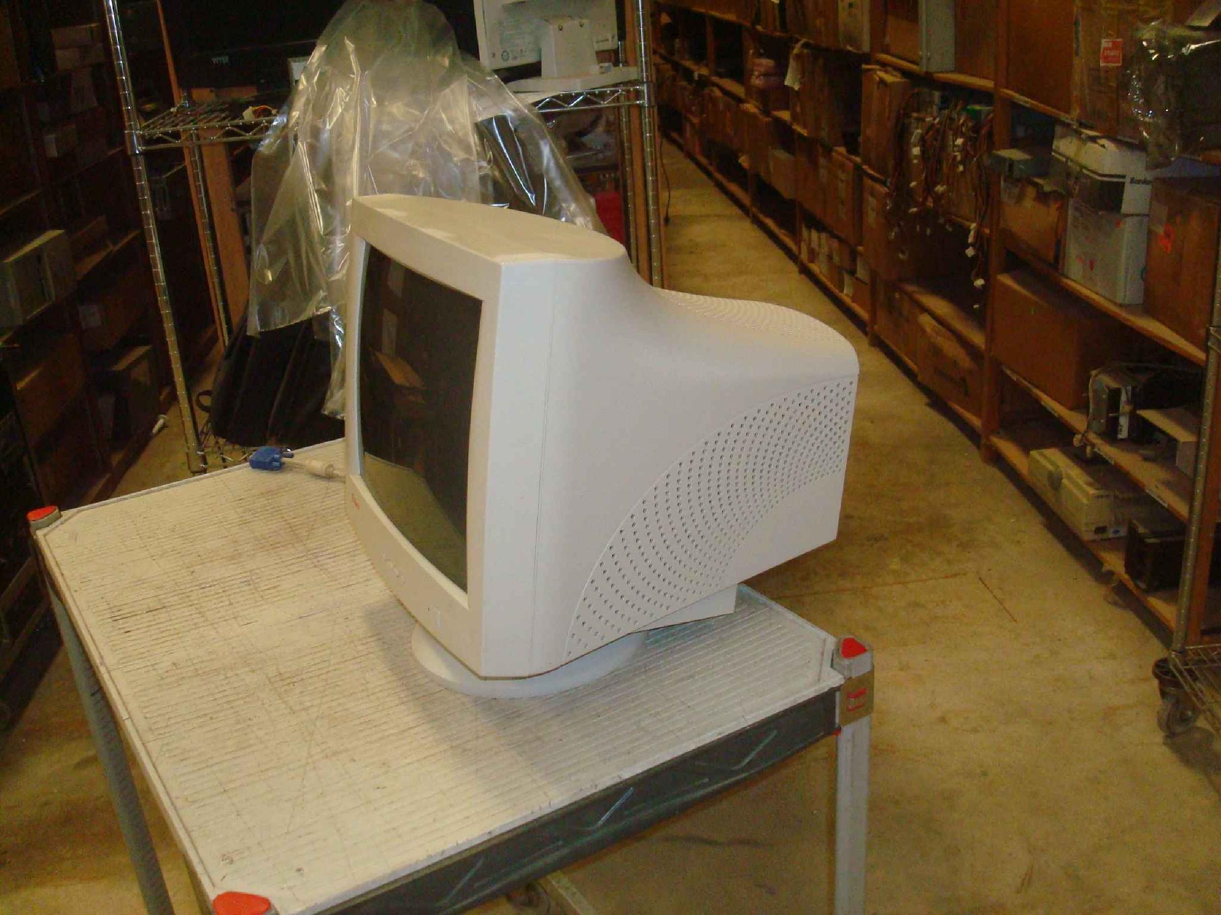 SAMSUNG SYNCMASTER 750S 17 INCH WHITE CRT MONITOR GREAT PICTURE GRADE B