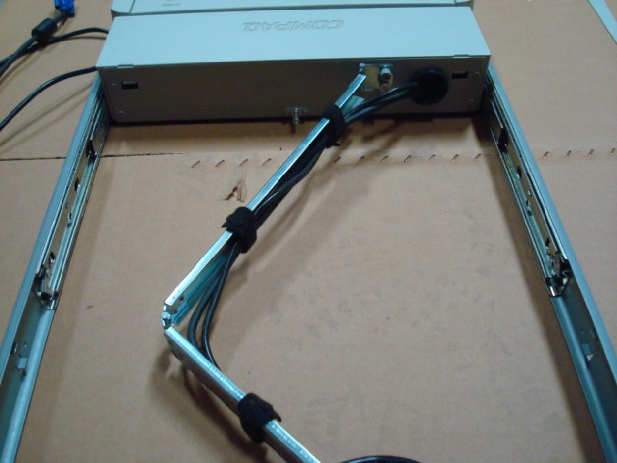 COMPAQ / HEWLETT PACKARD / HP 224090-001 RACK MOUNT LCD PANEL - BEIGE