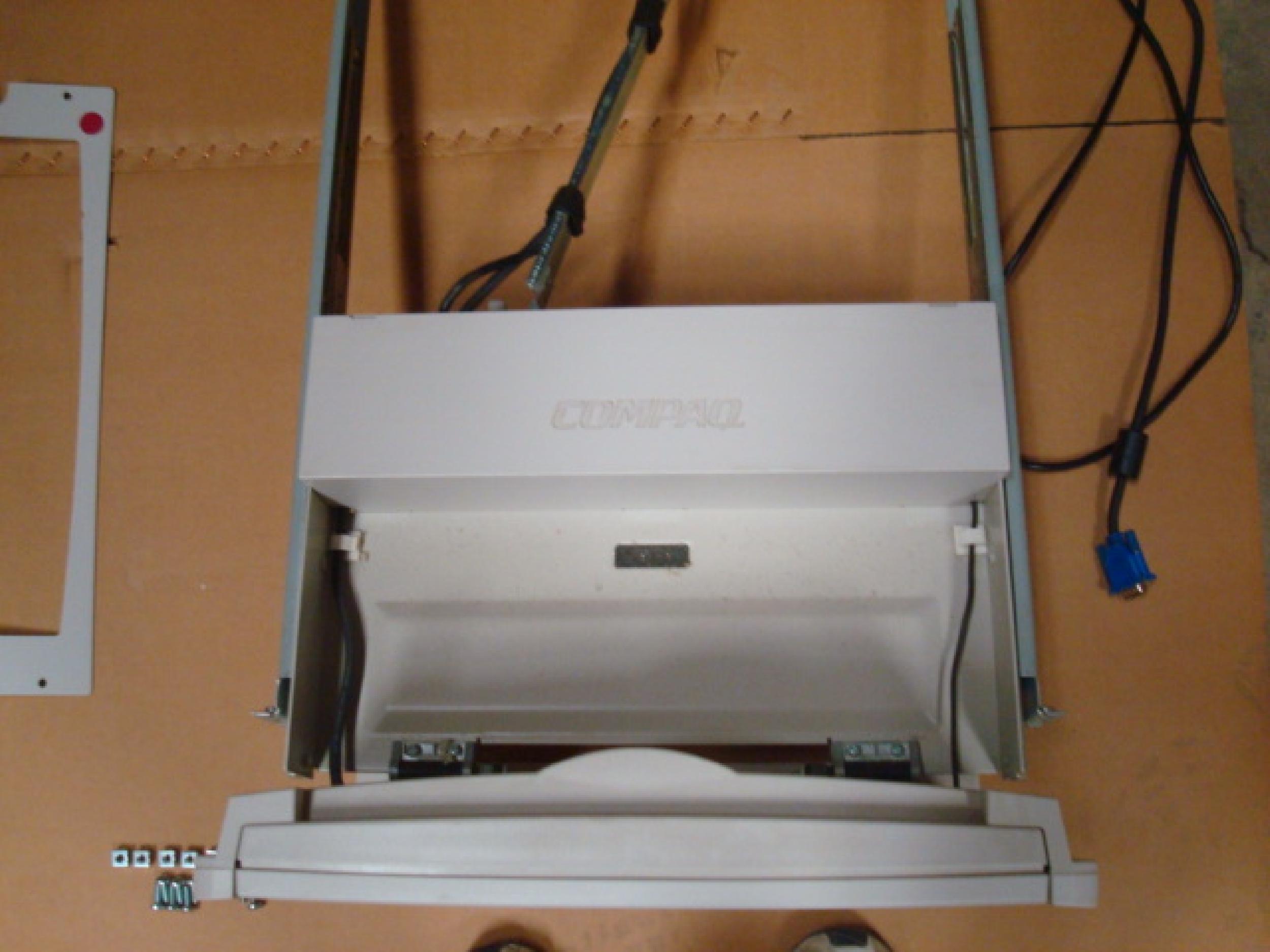 COMPAQ / HEWLETT PACKARD / HP 224090-001 RACK MOUNT LCD PANEL - BEIGE