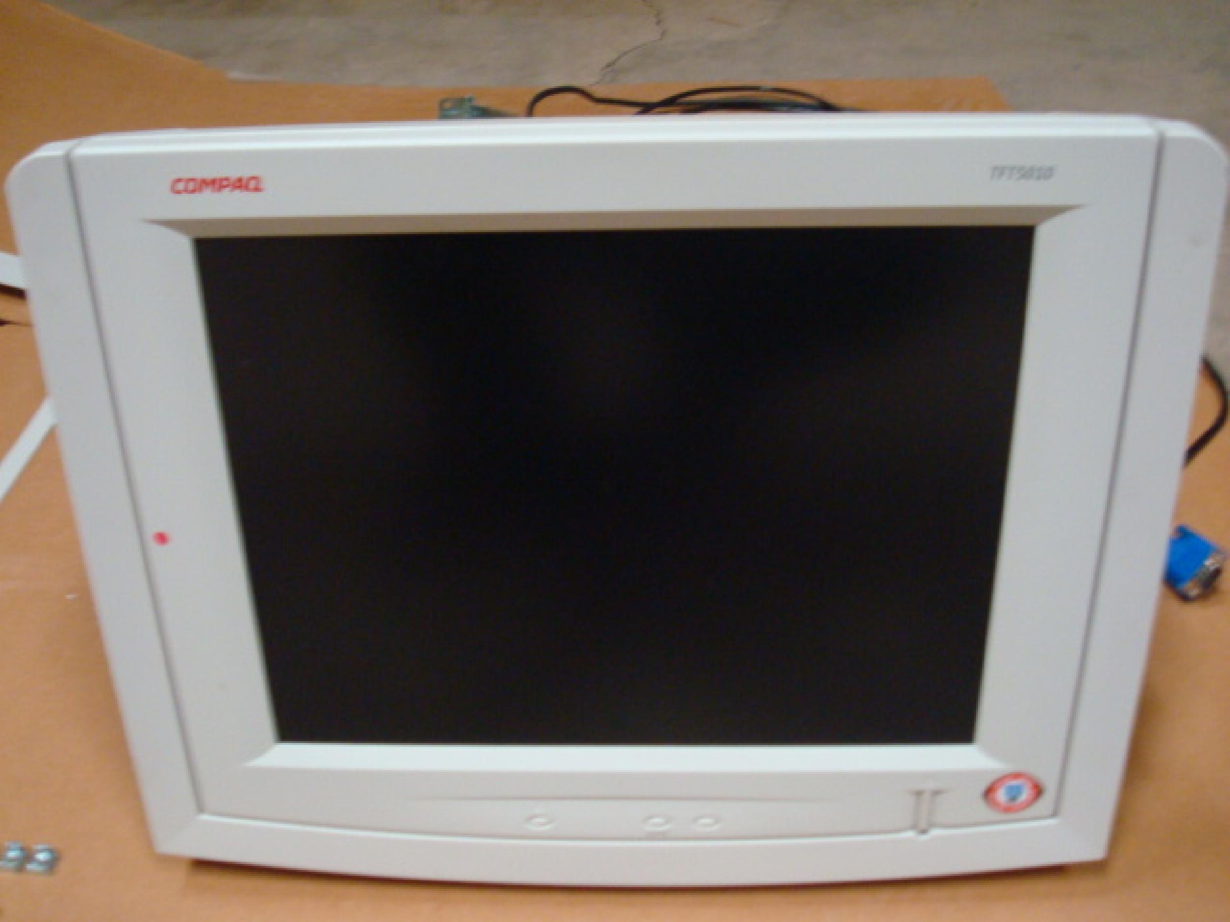 COMPAQ / HEWLETT PACKARD / HP 128614-001 RACK MOUNT LCD PANEL - BEIGE