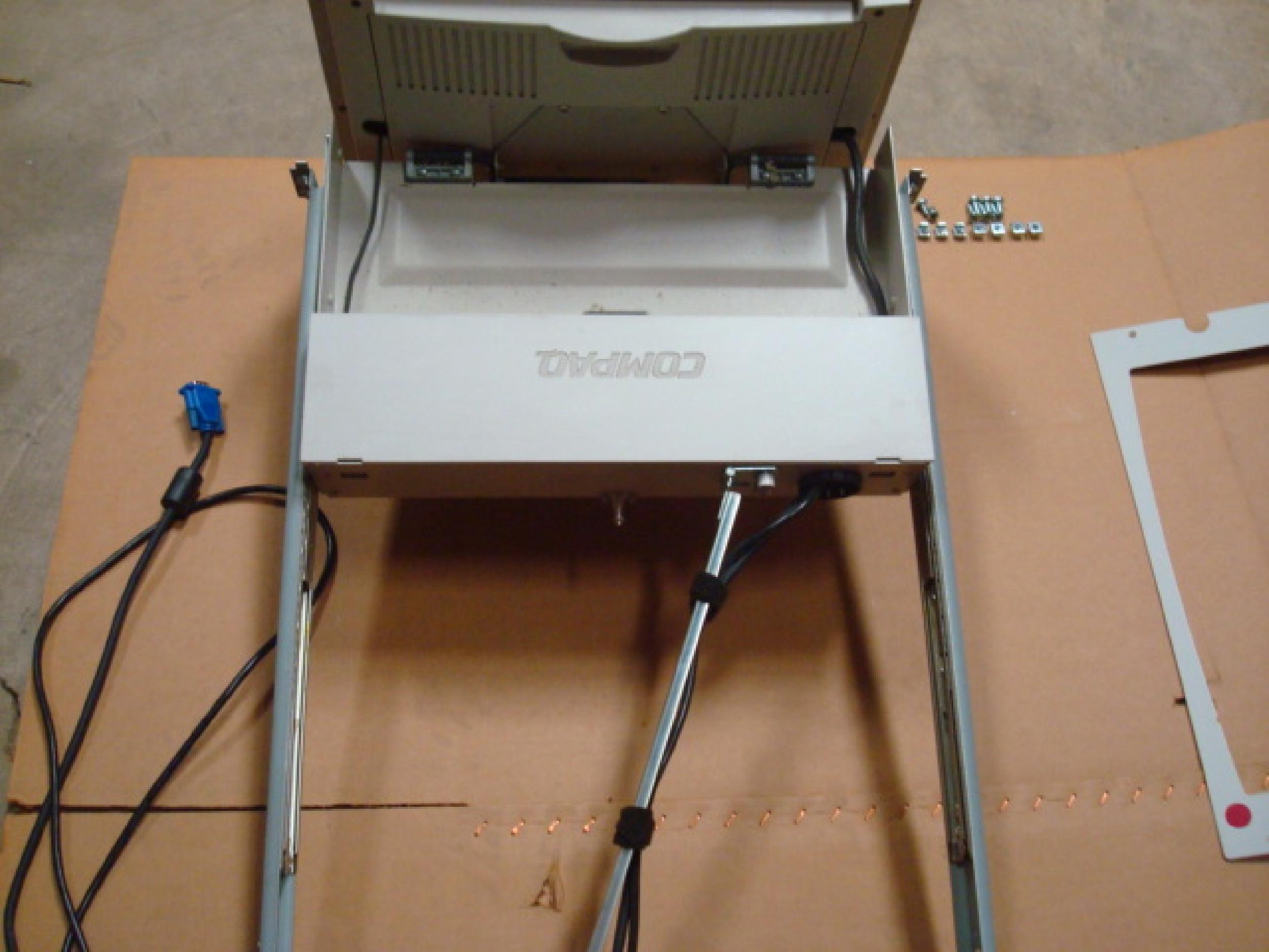 COMPAQ / HEWLETT PACKARD / HP 128614-001 RACK MOUNT LCD PANEL - BEIGE