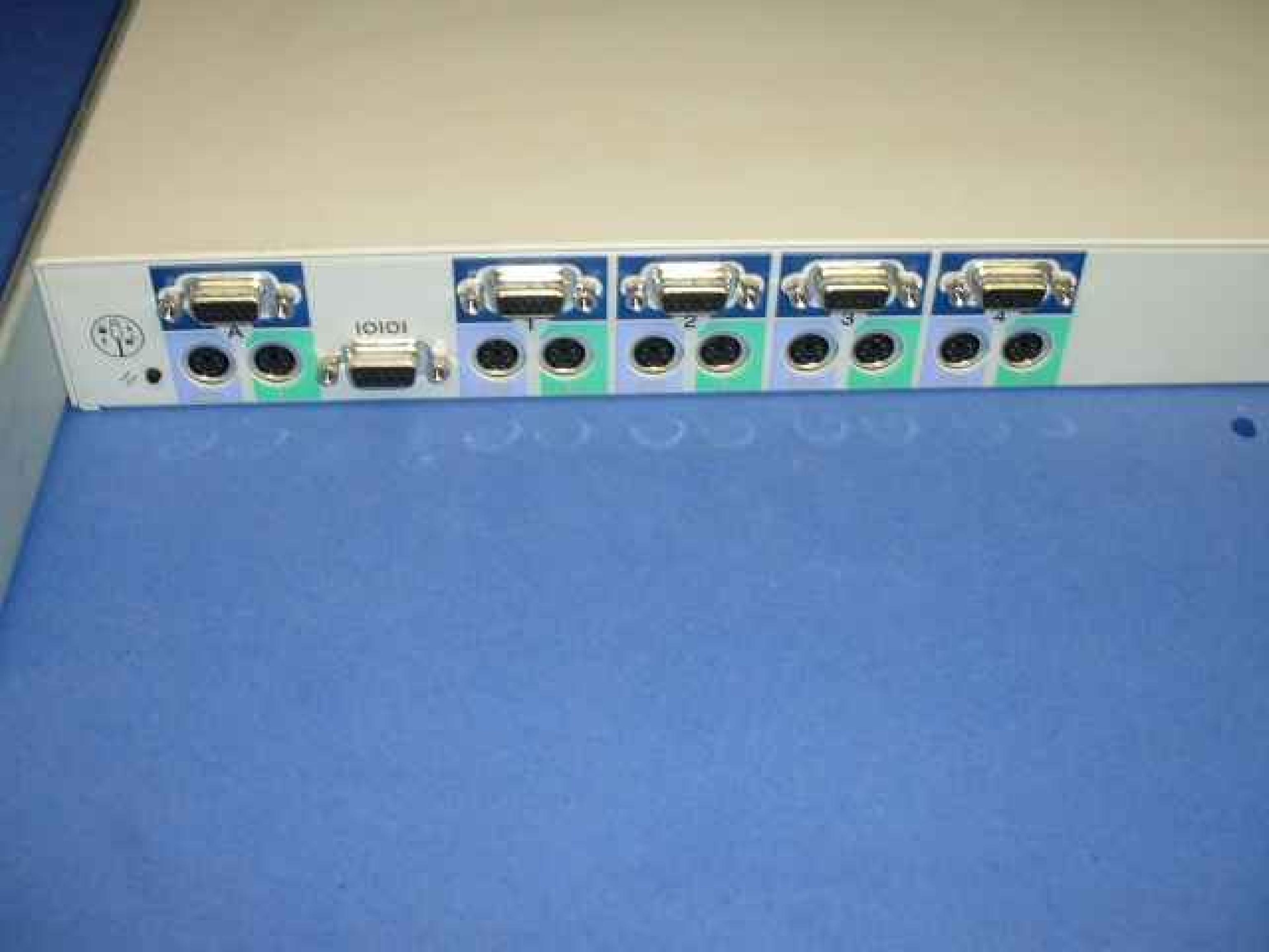 COMPAQ / HEWLETT PACKARD / HP 147092-001 4 PORT SERVER KVM SWITCH RACK MOUNT