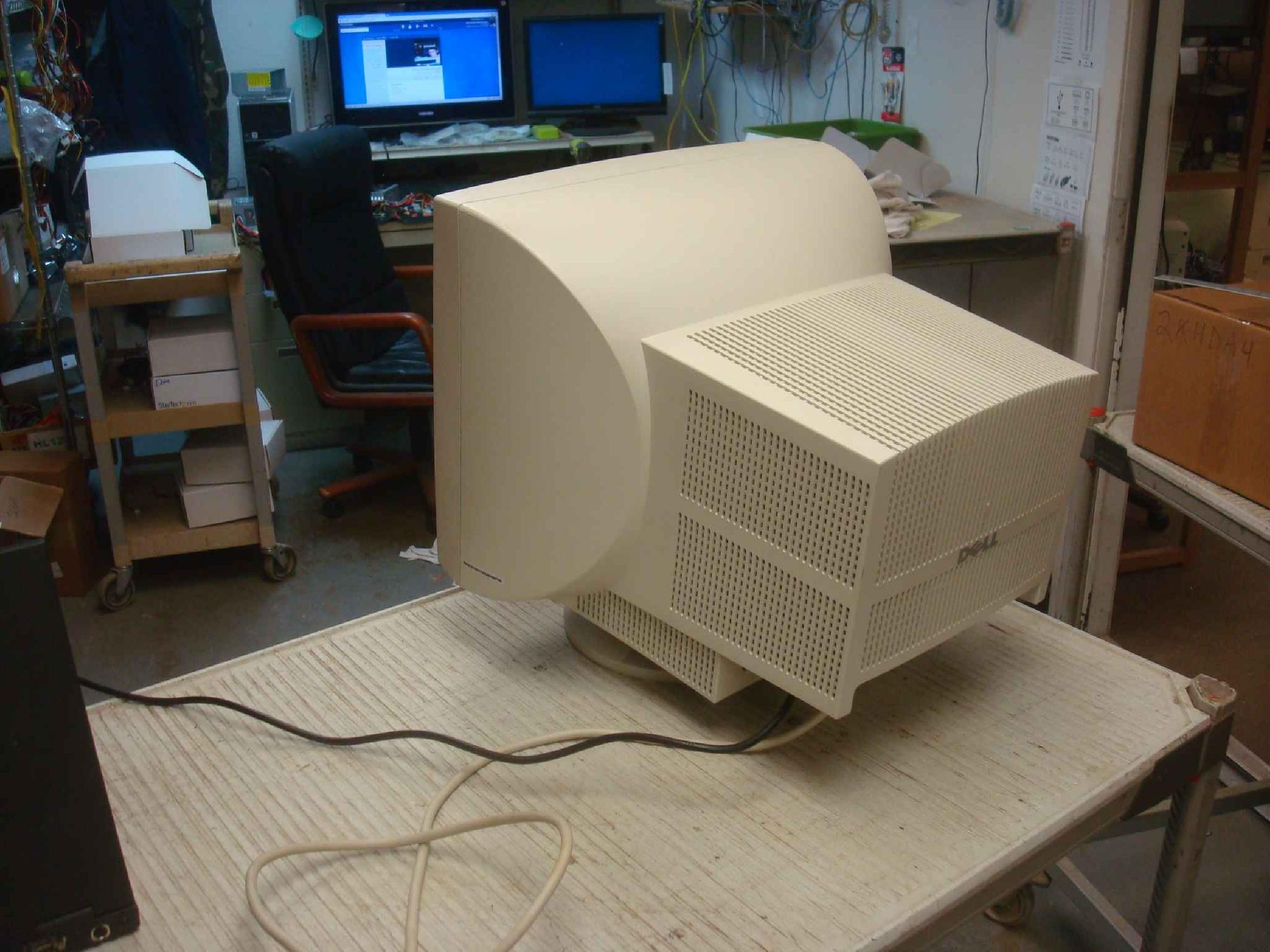 DELL 02010V 17INCH CRT WITH WHITE CASE - GRADE B