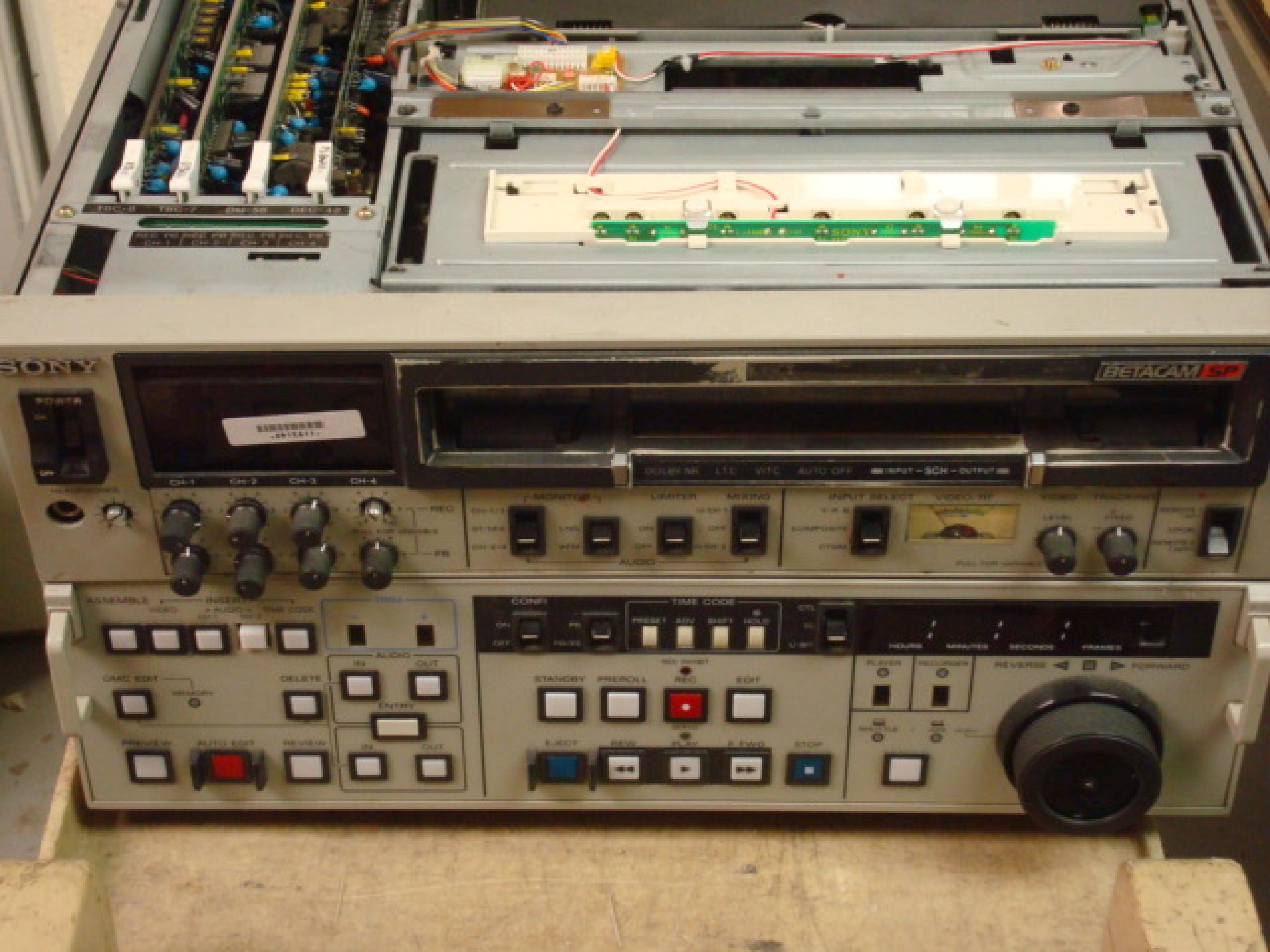 SONY BVW-70 BETACAM SP VIDEOCASSETTE RECORDER