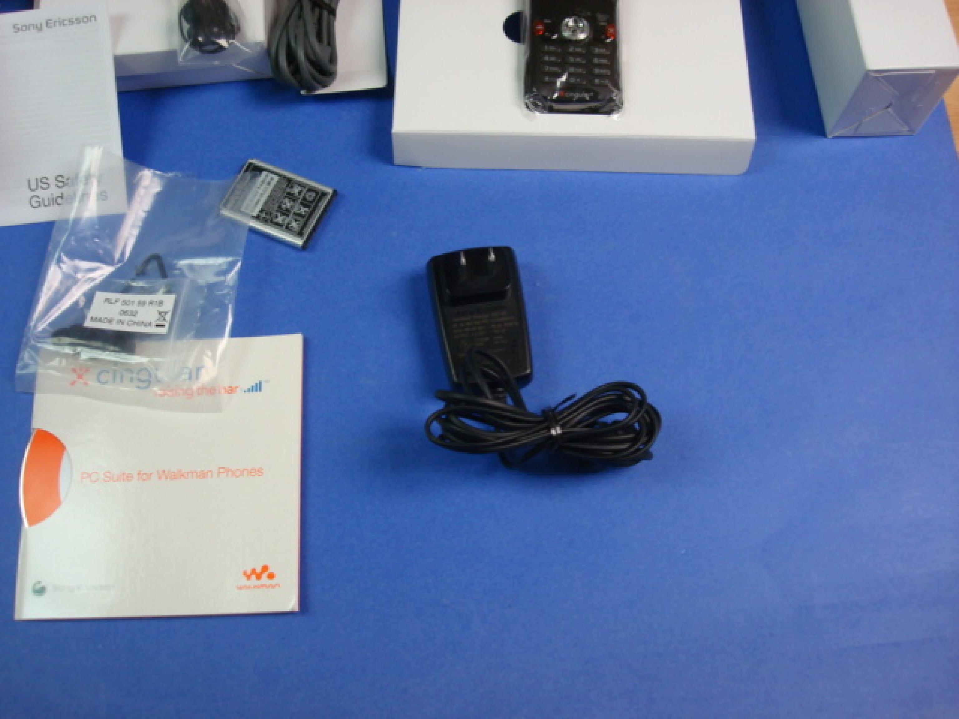 SONY W810I WALKMAN PHONE WITH CHARGER SOFTWARE MANUAL BOX BATTERY MICROPHONE HEADSETS