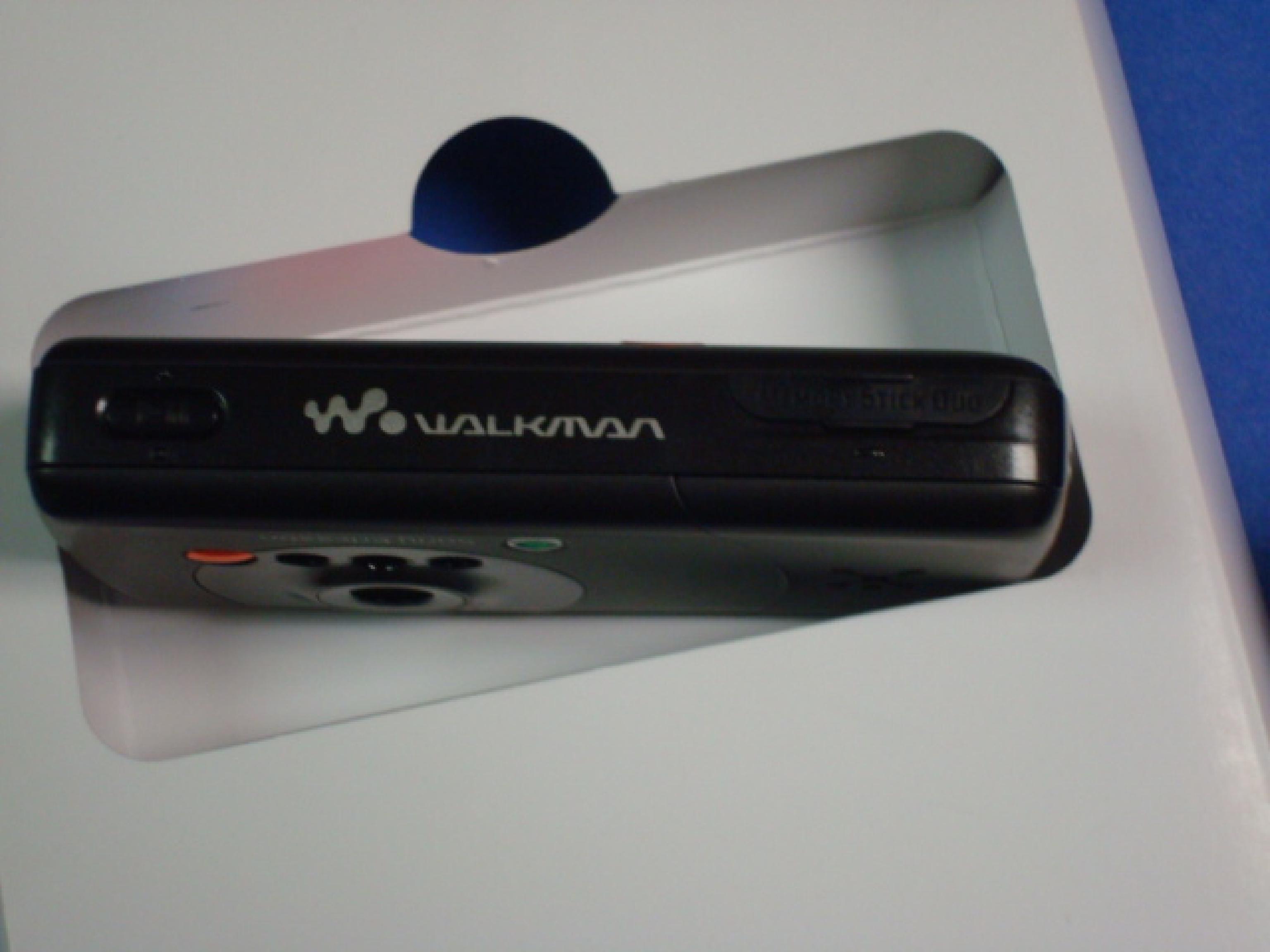 SONY W810I WALKMAN PHONE WITH CHARGER SOFTWARE MANUAL BOX BATTERY MICROPHONE HEADSETS