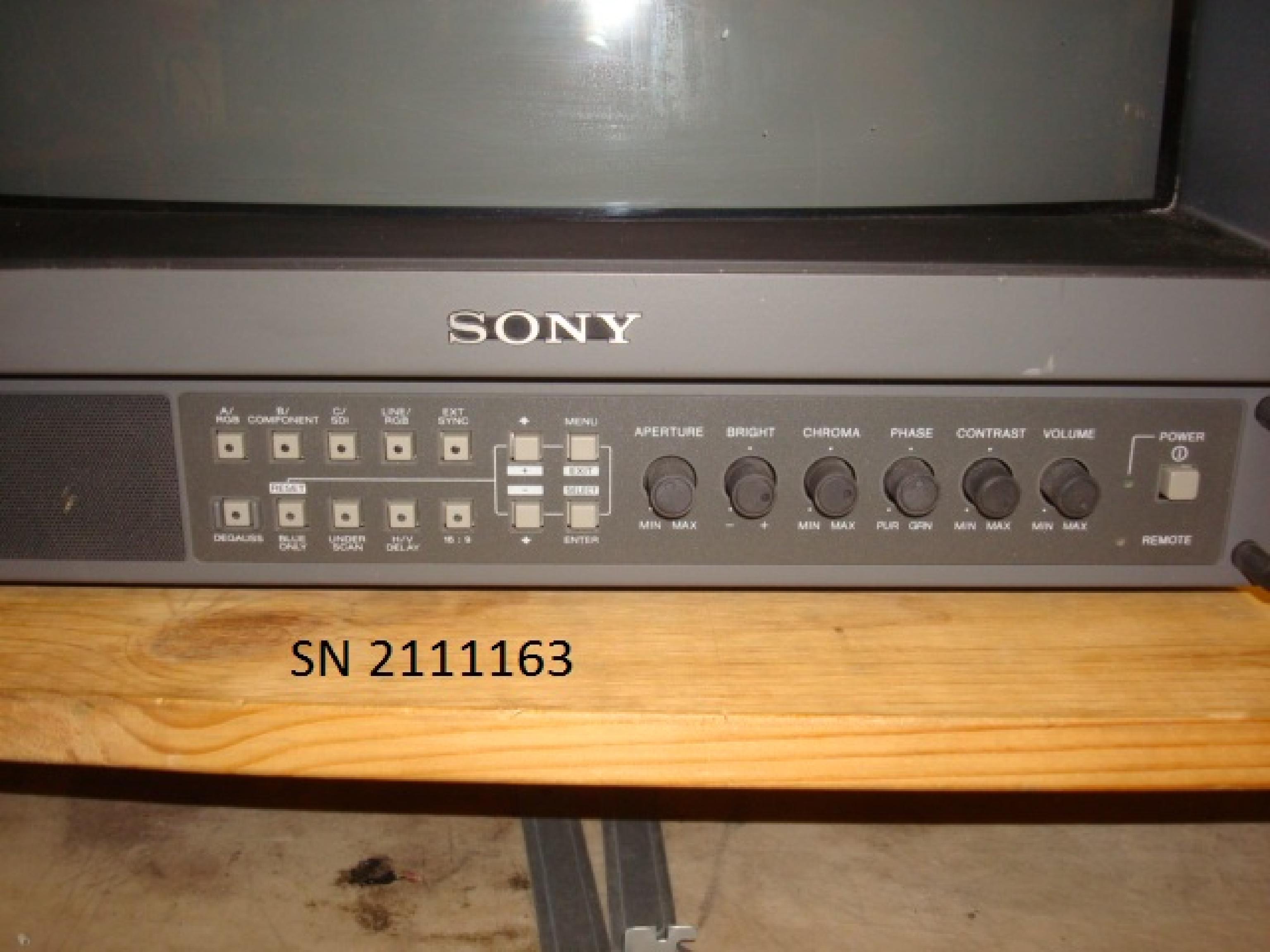 SONY PVM-14M2U COSMETIC DENT, TRINITRON MONITOR MULTIPLE INPUTS