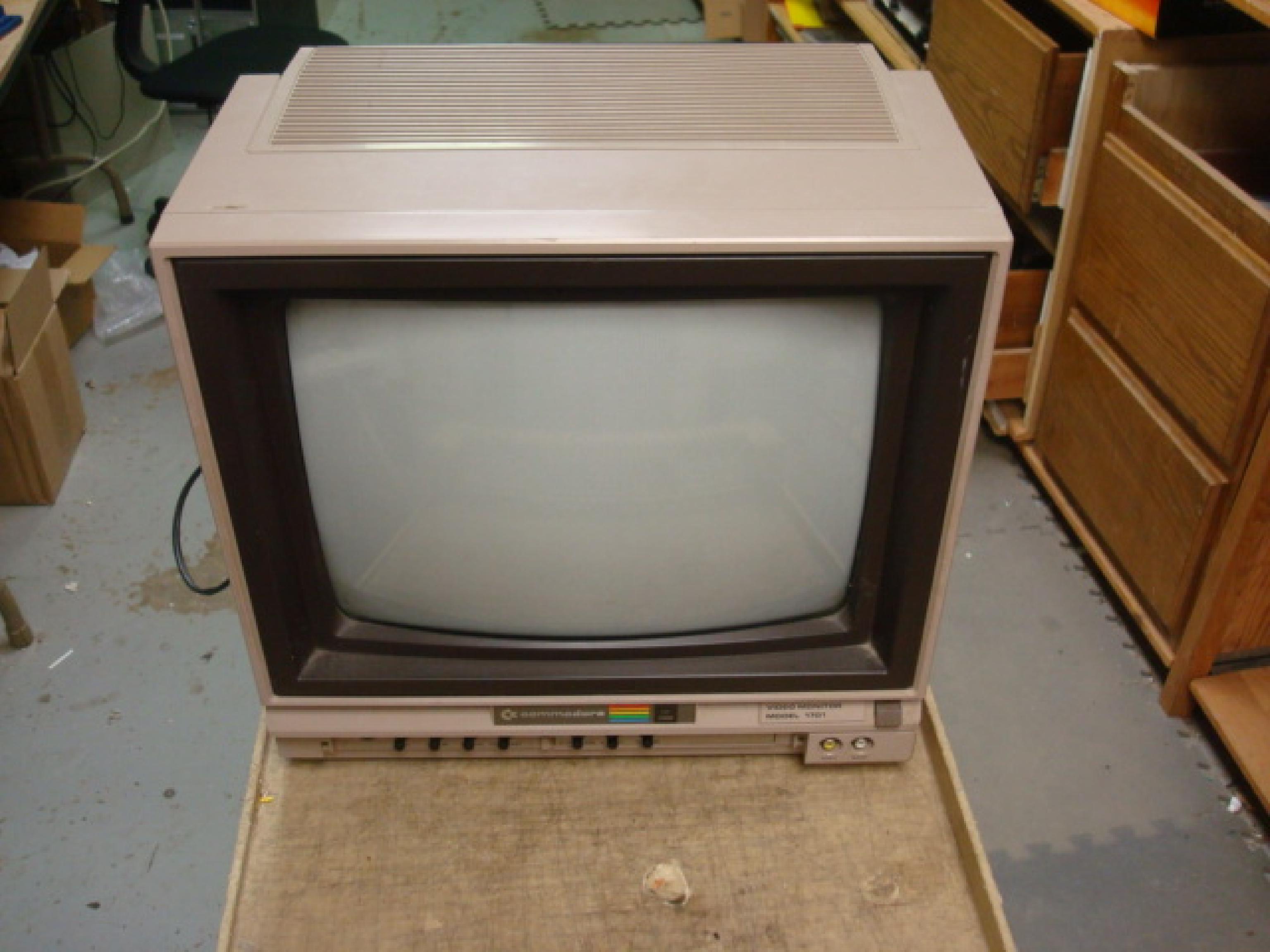 COMMODORE 1701 CRT MONITOR 13 INCH VIEWABLE, RCA CHROMA LUMA AUDIO, GOOD CONDITION