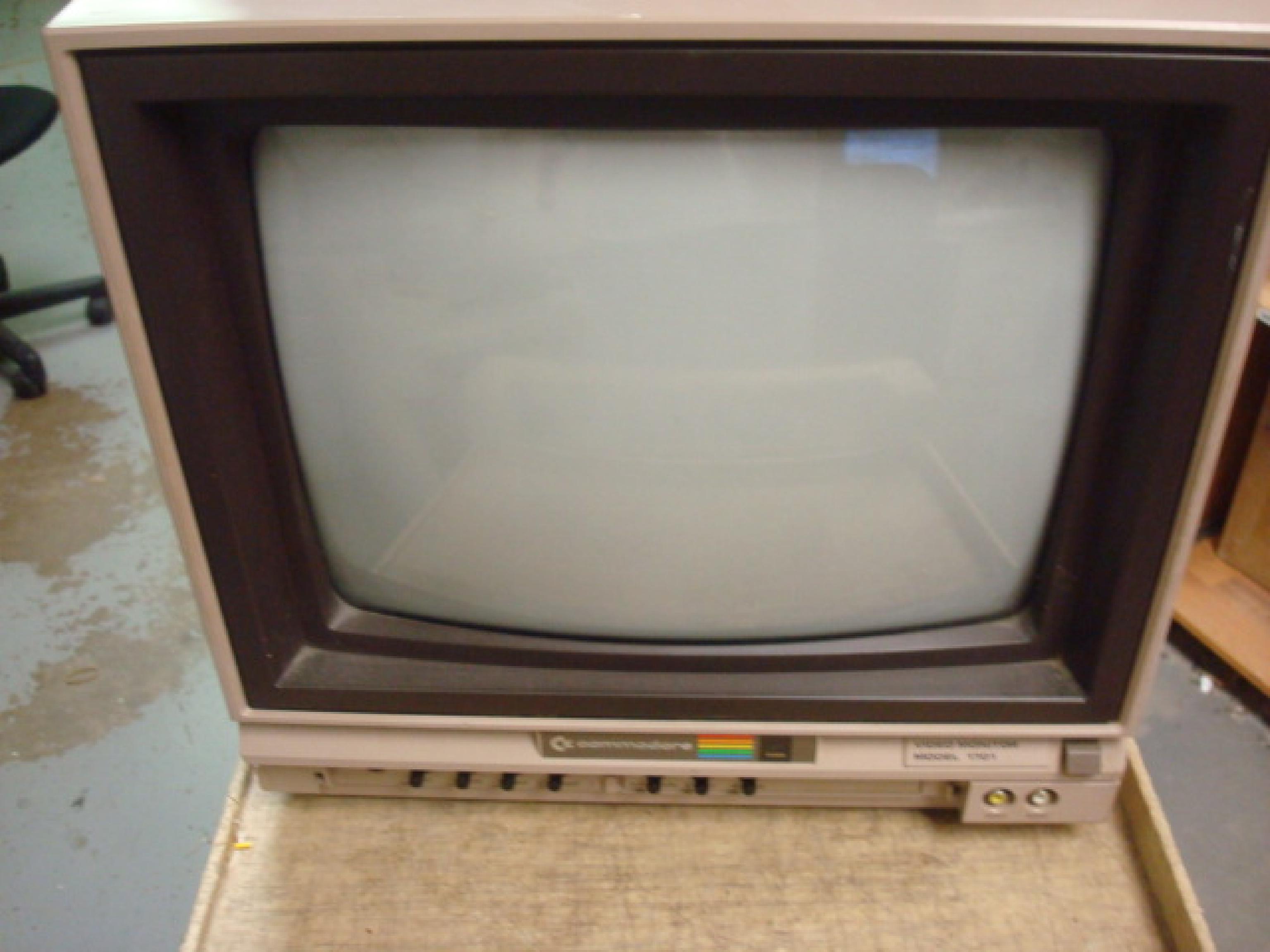 COMMODORE 1701 CRT MONITOR 13 INCH VIEWABLE, RCA CHROMA LUMA AUDIO, GOOD CONDITION