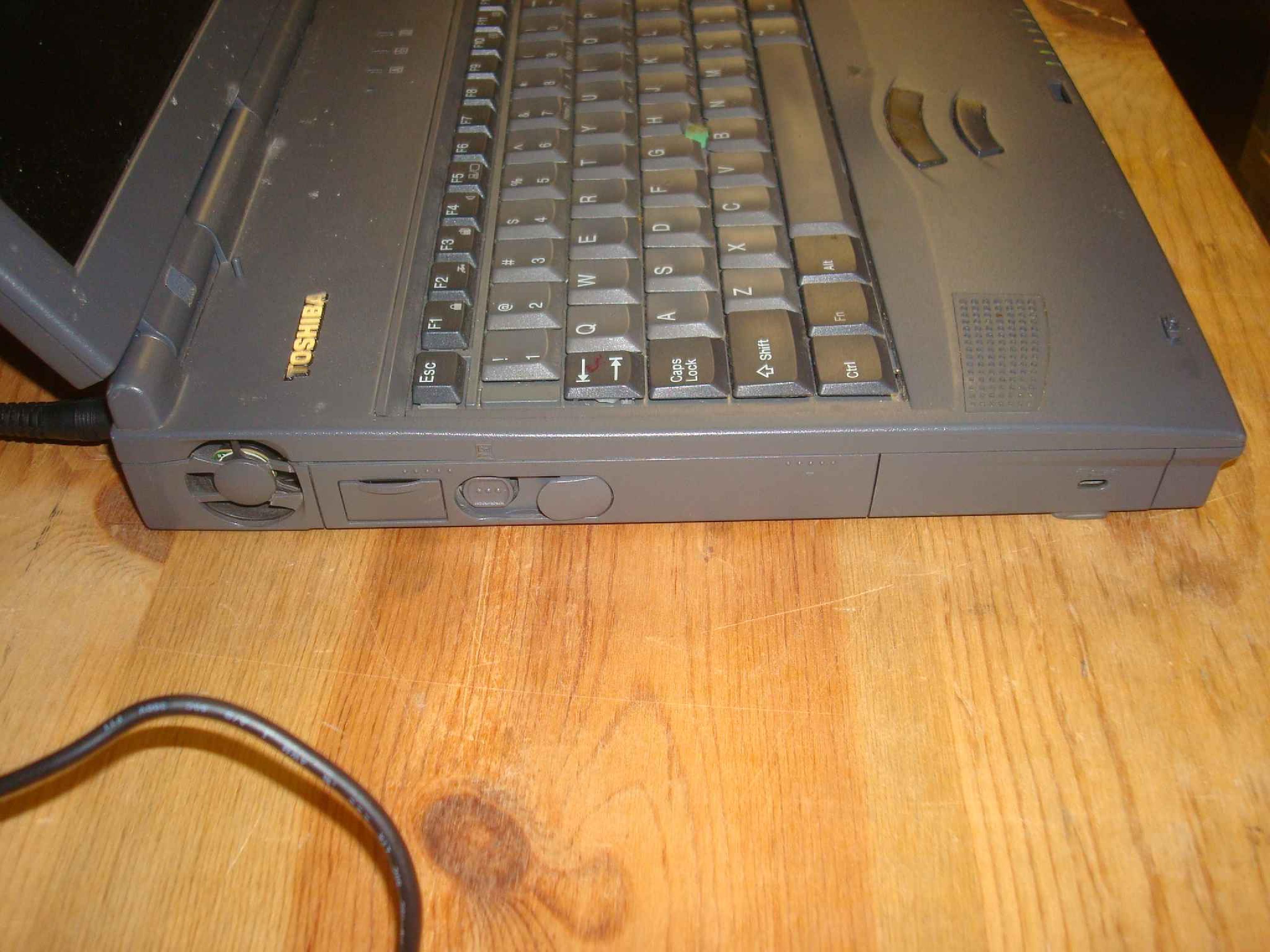 TOSHIBA TECRA 8000 BATTERY DEFUNCT, NOTEBOOK COMPUTER, TECRA 8000, PENTIUM II 366MHZ, 64MB RAM, 3.02GB HARD DRIVE, CDROM, BOOTS TO WIN98