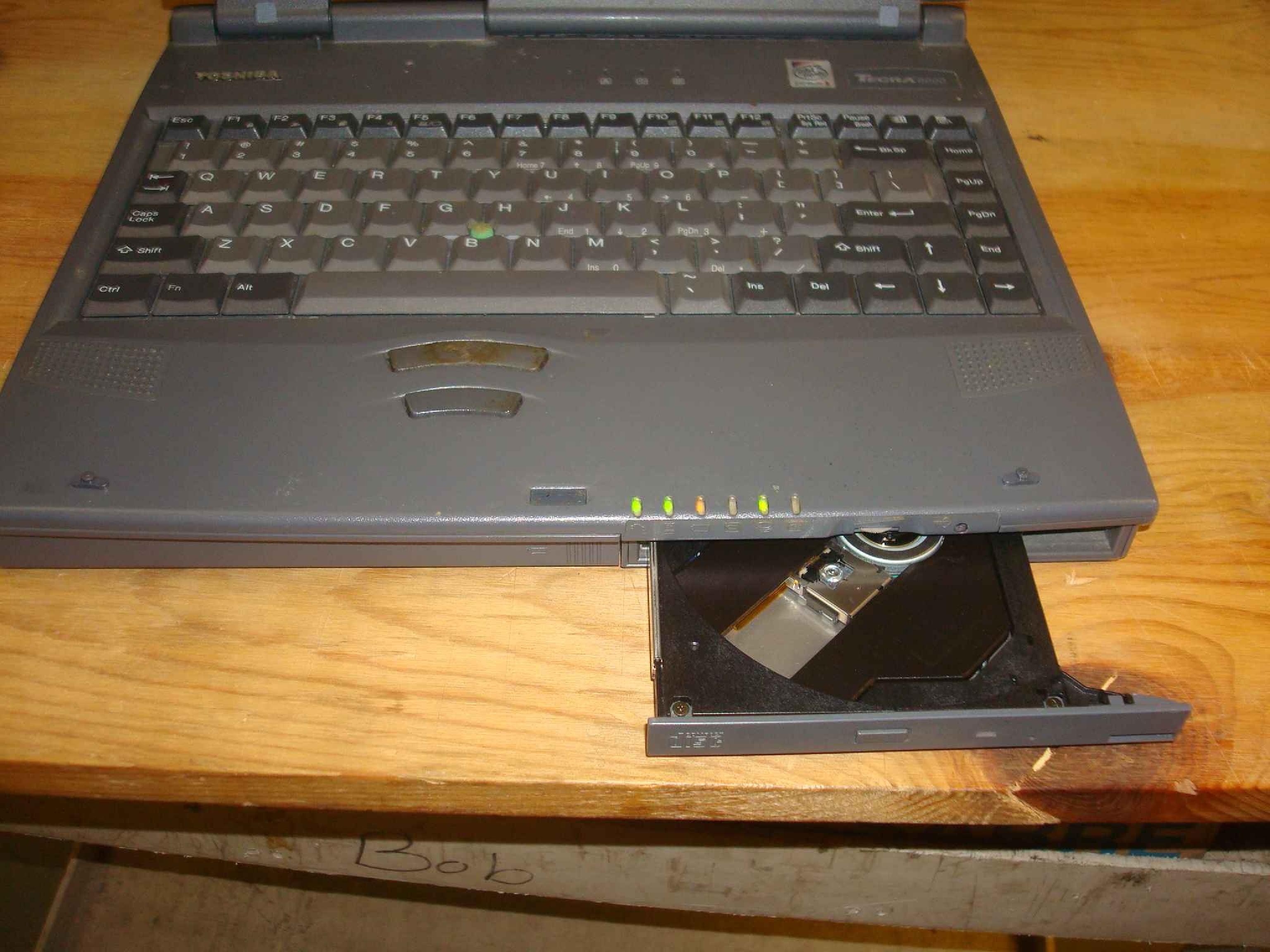 TOSHIBA TECRA 8000 BATTERY DEFUNCT, NOTEBOOK COMPUTER, TECRA 8000, PENTIUM II 366MHZ, 64MB RAM, 3.02GB HARD DRIVE, CDROM, BOOTS TO WIN98