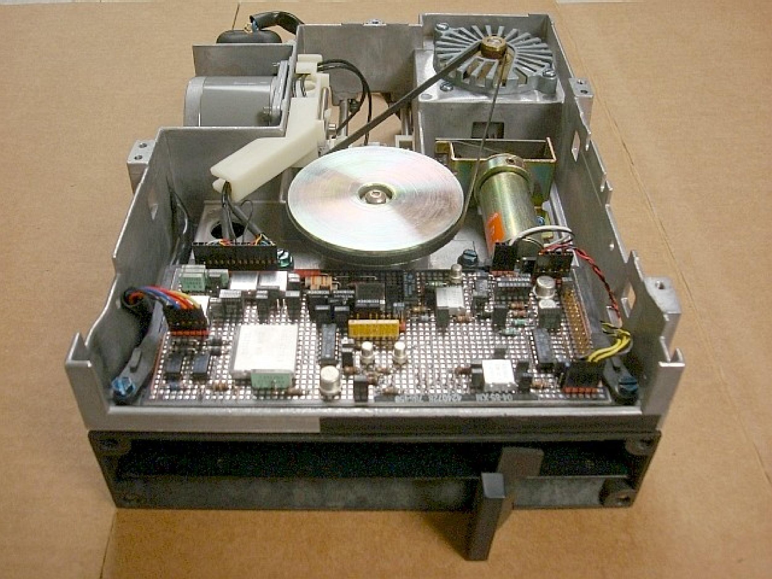 IBM 4240517 230V 8 INCH FLOPPY DRIVE PULLDED FROM 3274 CONTROL UNIT