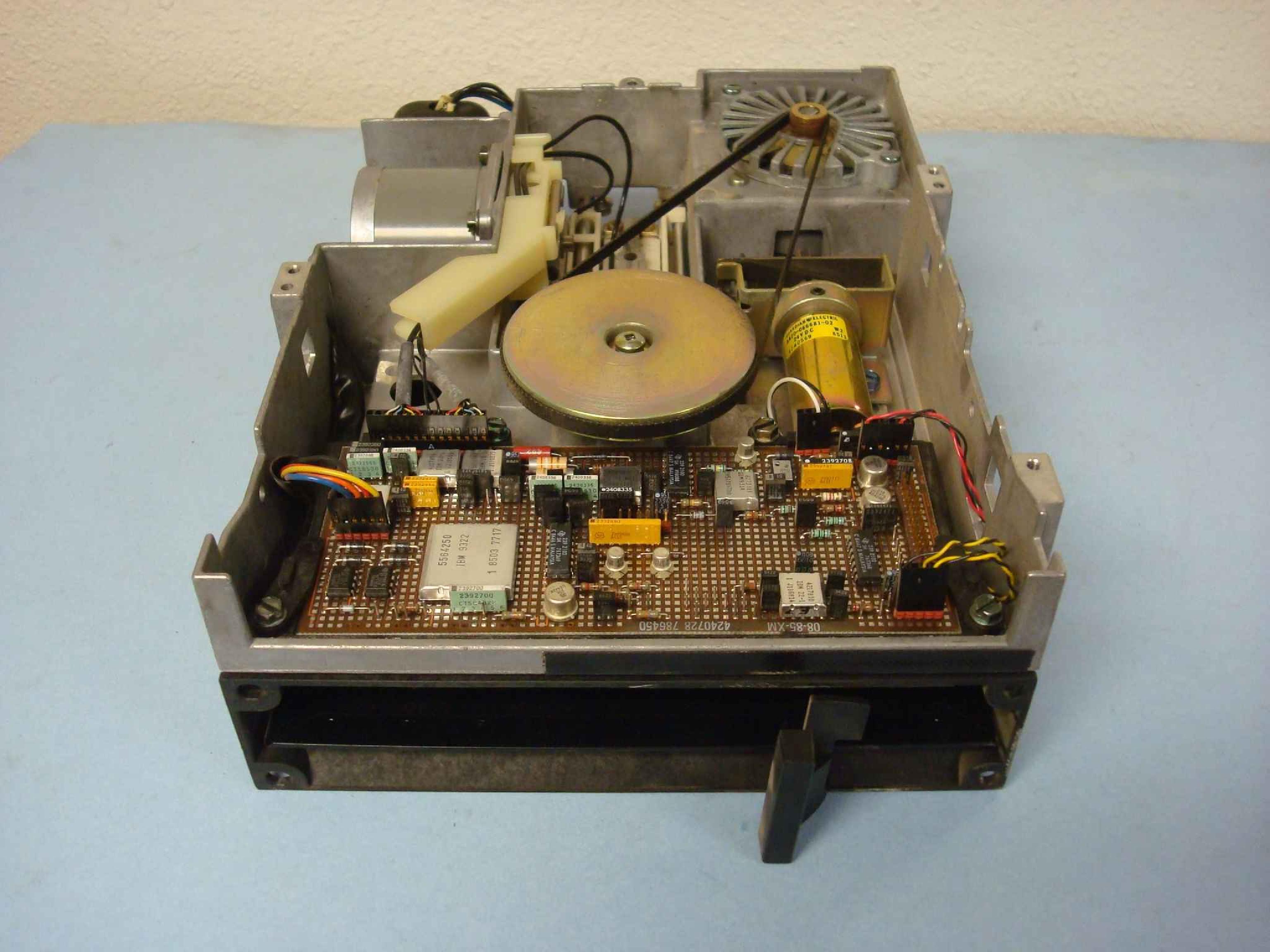 IBM 786450 8 INCH FLOPPY DRIVE PULLDED FROM 3274 CONTROL UNIT