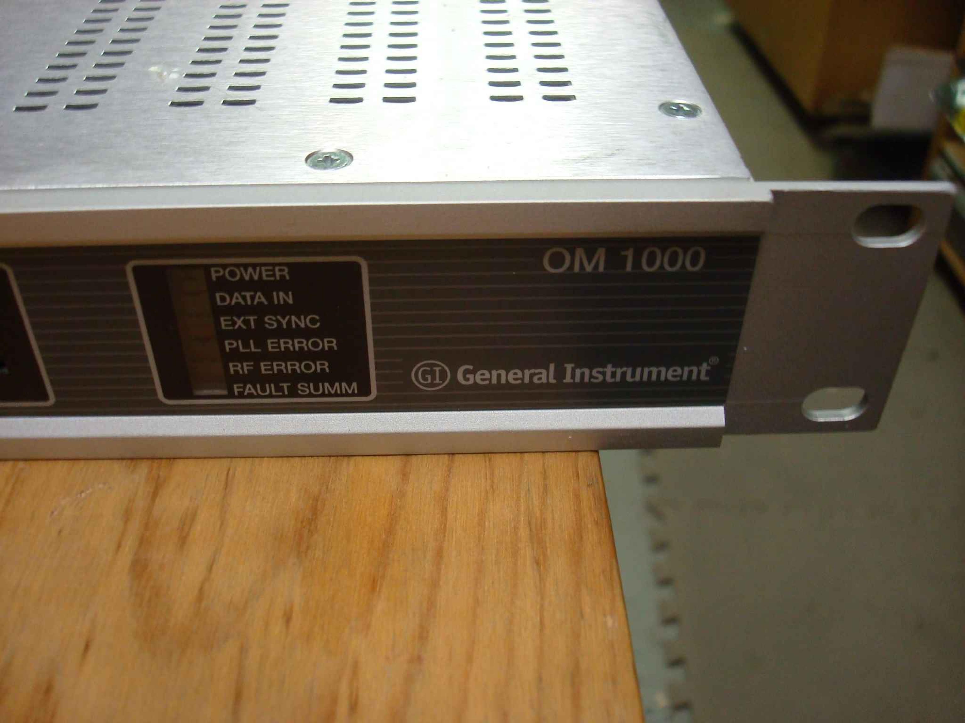 GENERAL INSTRUMENT 0M 1000 MOTOROLA OUT-OF-BAND MULTIPLEXER/ MODULATOR