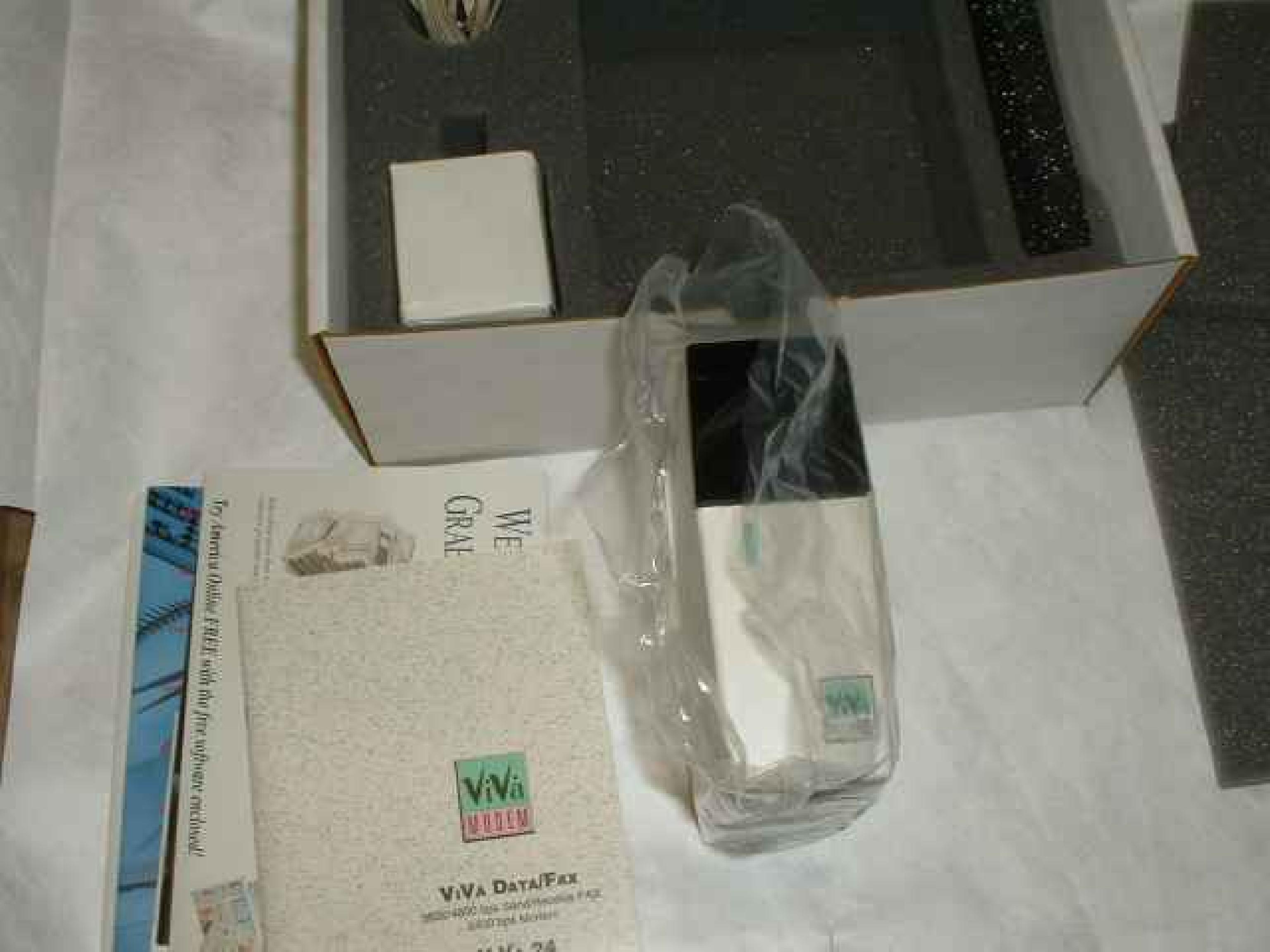 COMPUTER PERIPHERALS INC VIVA 24 2400 BAUD EXTERNAL MODEM FULL RETAIL PACKAGE