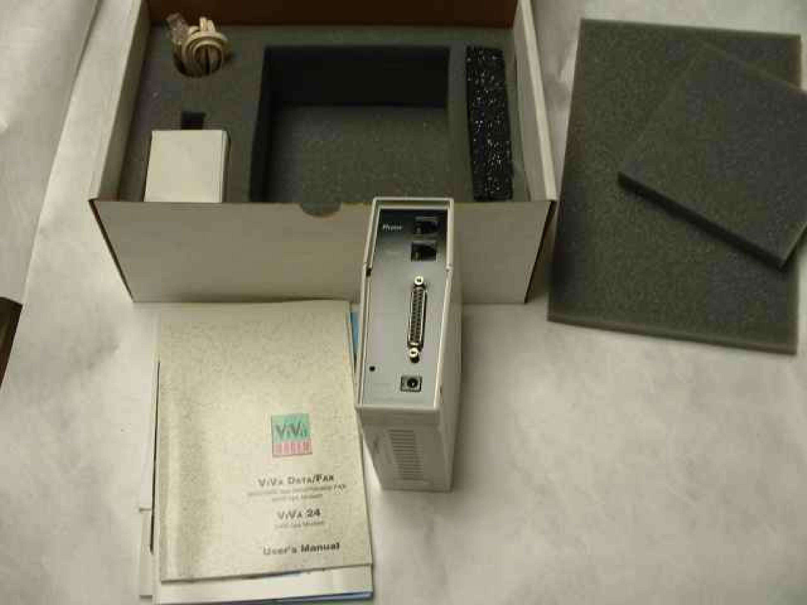 COMPUTER PERIPHERALS INC VIVA 24 2400 BAUD EXTERNAL MODEM FULL RETAIL PACKAGE