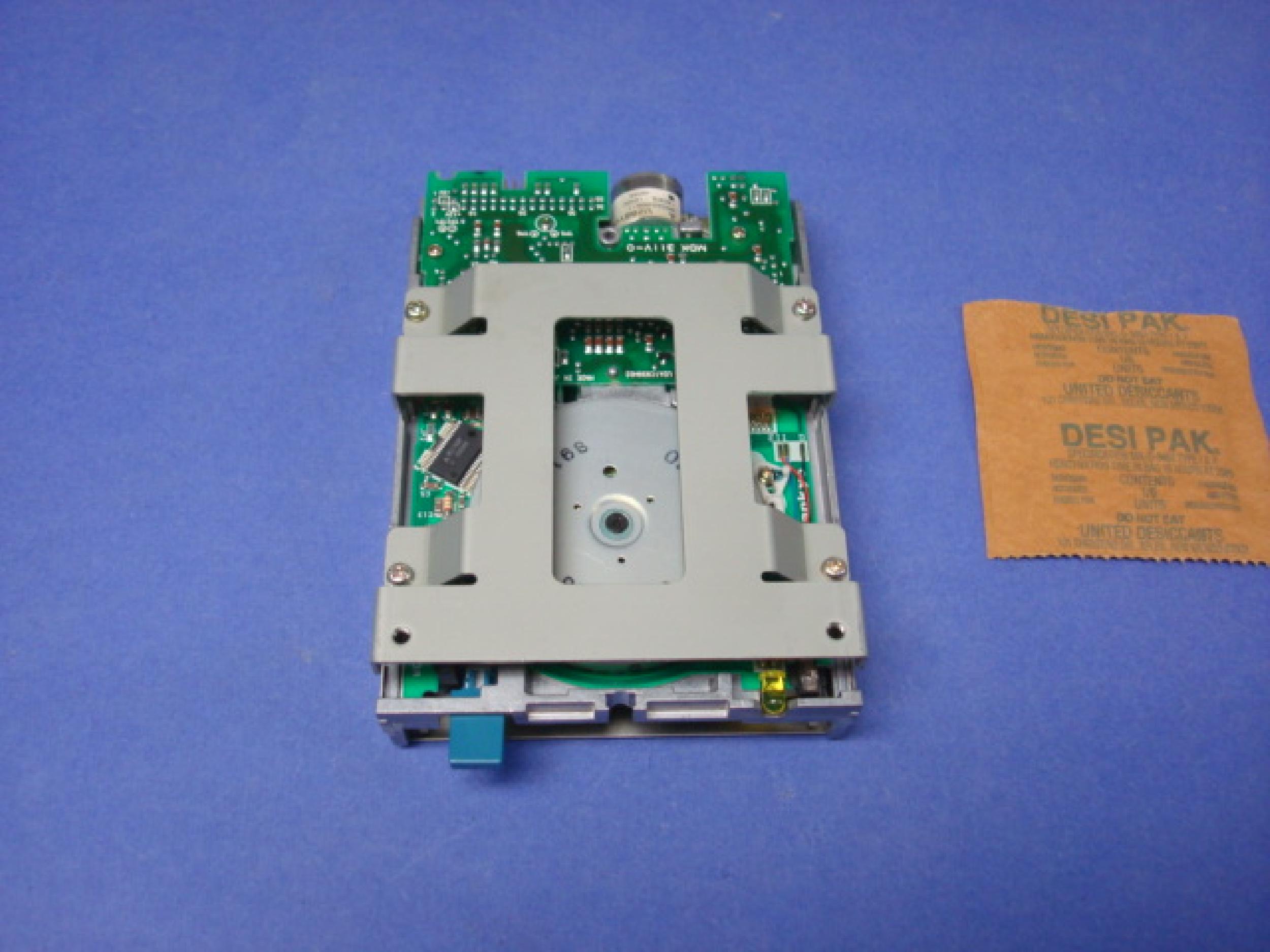 IBM 33F4930 YEAR 1989,720K 34PIN FLOPPY DRIVE SMALL BUTTON FOR MODEL 8555