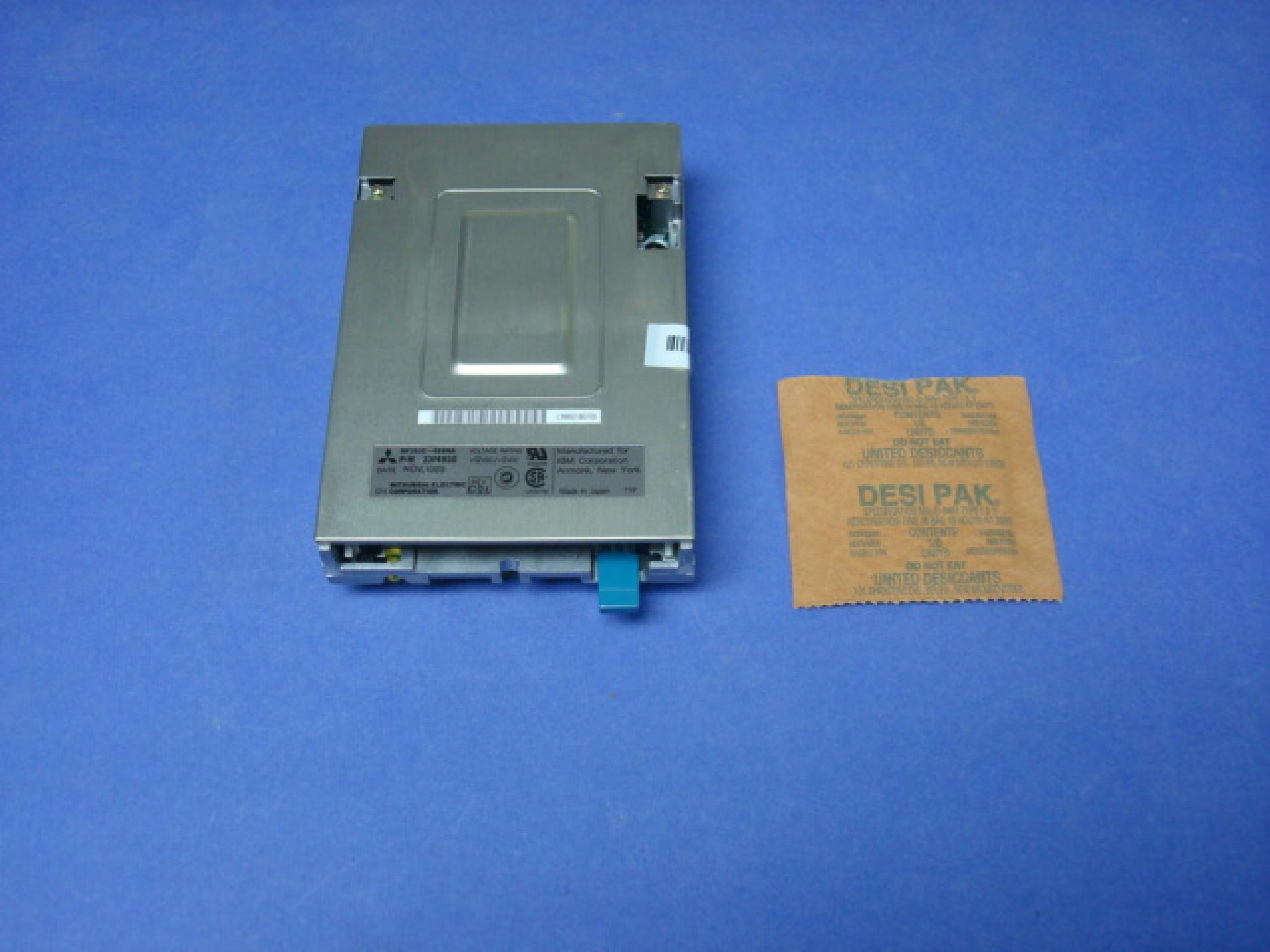 IBM MF353C-499MA YEAR 1989,720K 34PIN FLOPPY DRIVE SMALL BUTTON FOR MODEL 8555