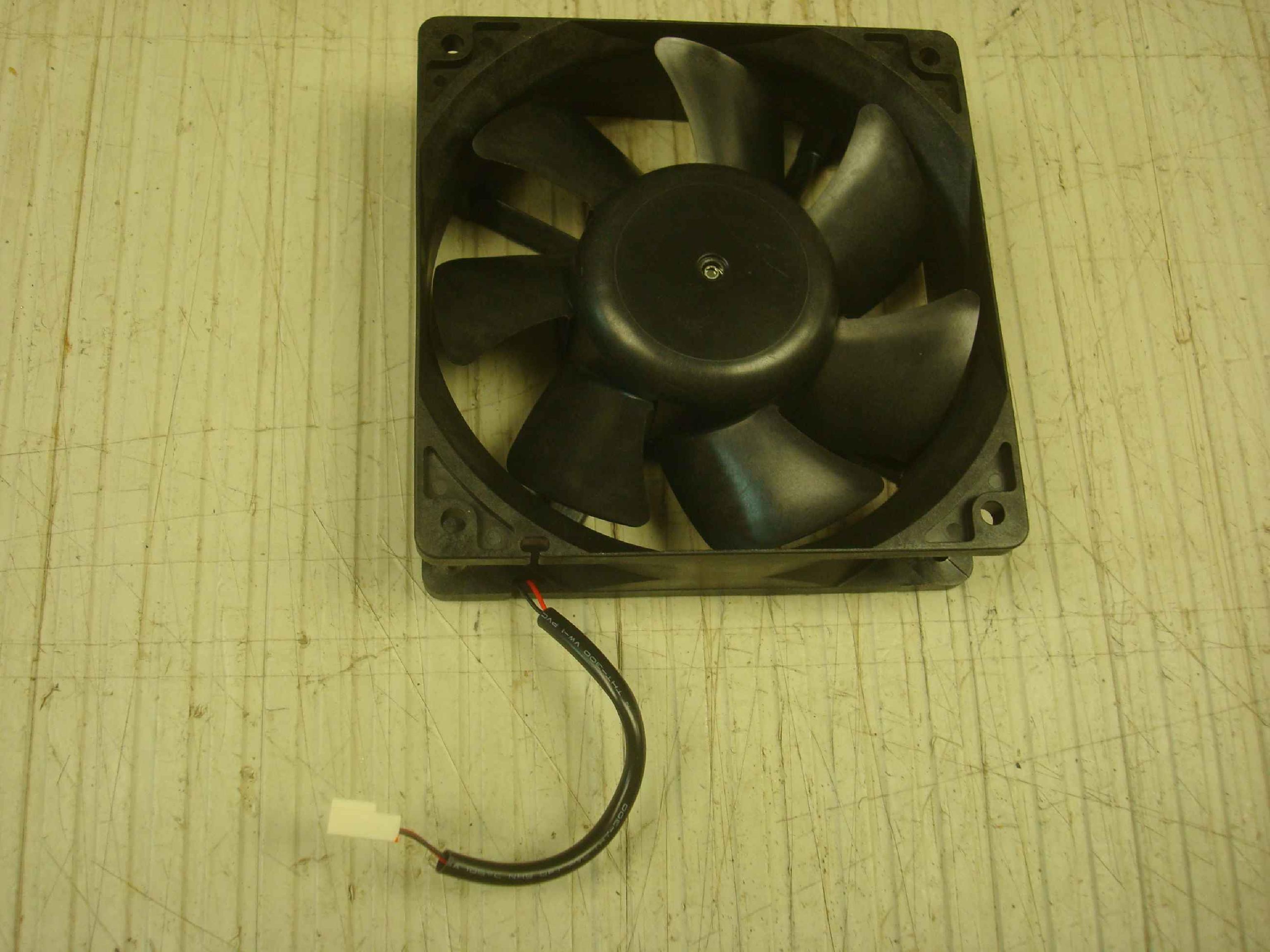 MATSUSHITA 8D05BZ--1A PANAFLO 12V 0.6A 120MM FAN-HIGH SPEED 120MM X 120 X 37