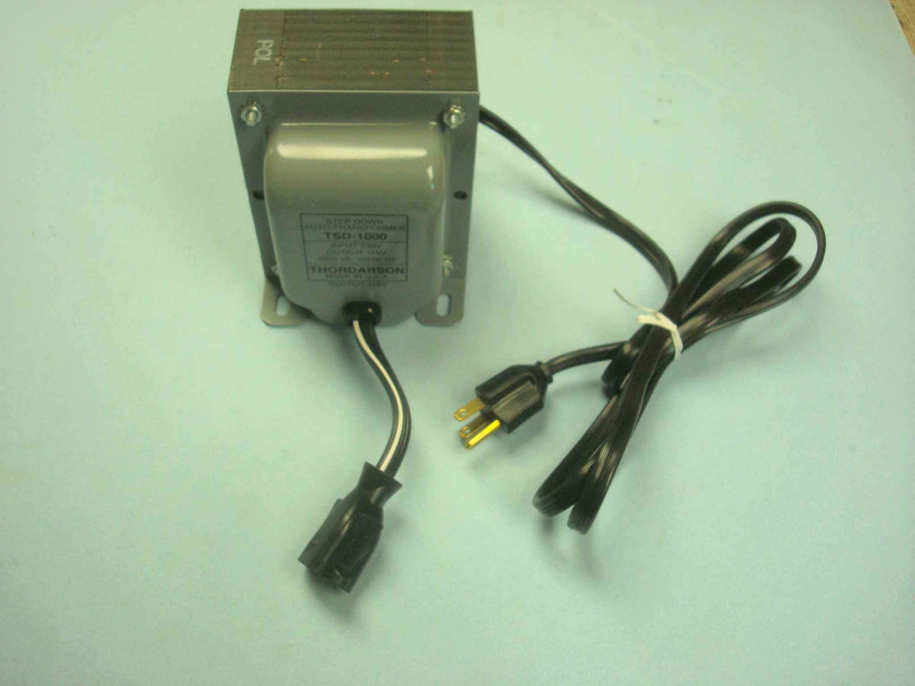 THORDARSON TSD-1000-NA STEP DOWN TRANSFORMER, INPUT 230V, OUTPUT 115V, 1000VA, AMERICAN PLUGS