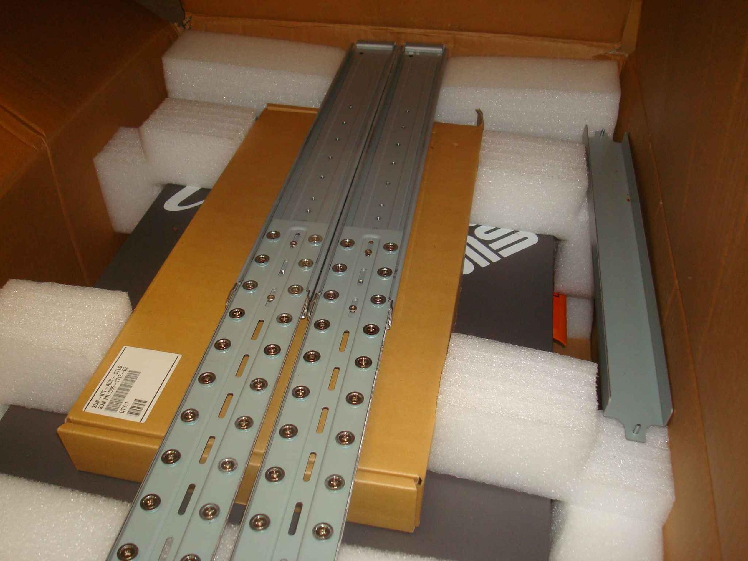 SUN MICROSYSTEMS B1600 SN HJ31750741 SUN FIRE B1600 IN FACTORY BOX WITH RAILS