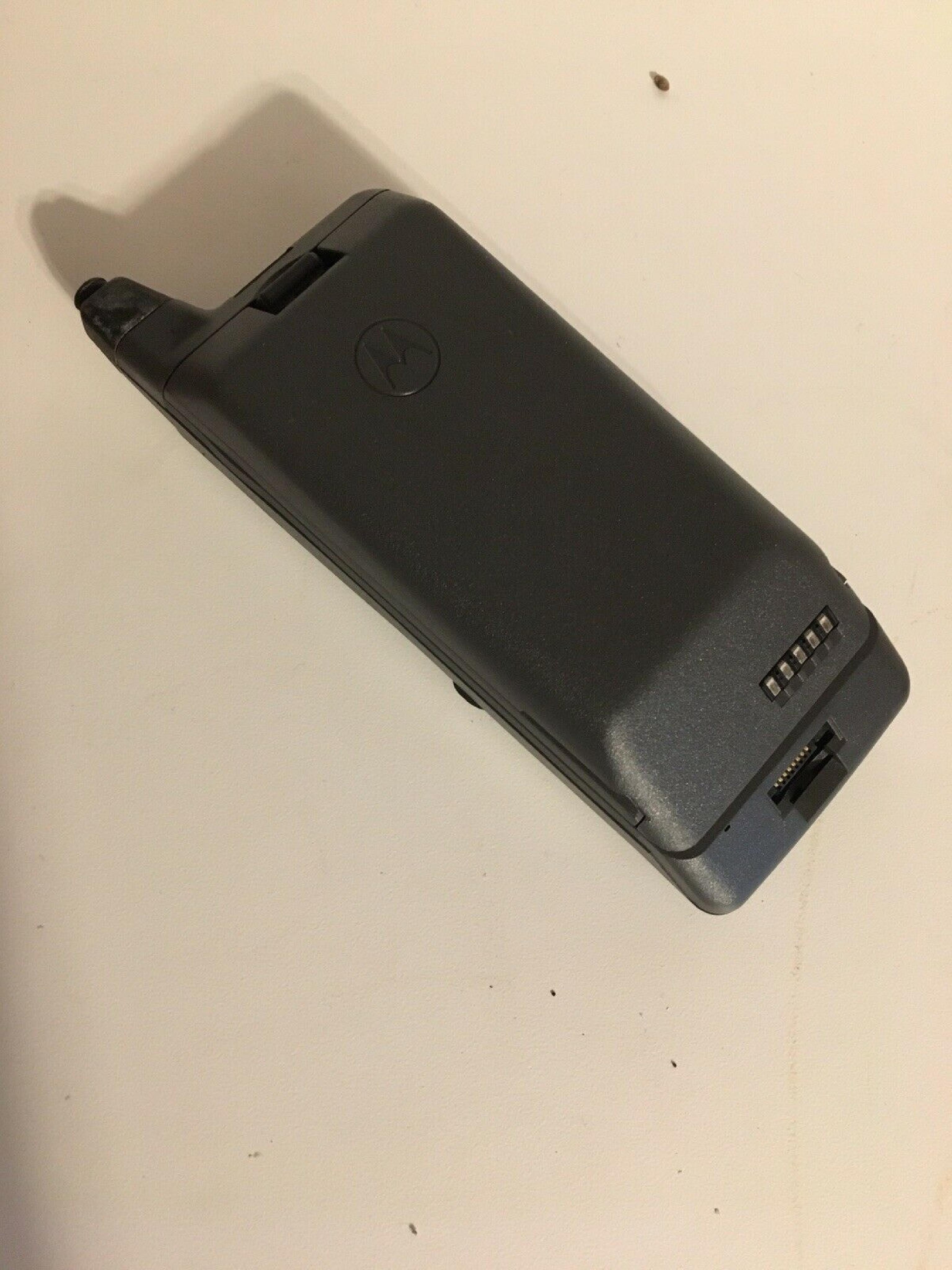 MOTOROLA DPC650 MICRO TAC CELLULAR PHONE