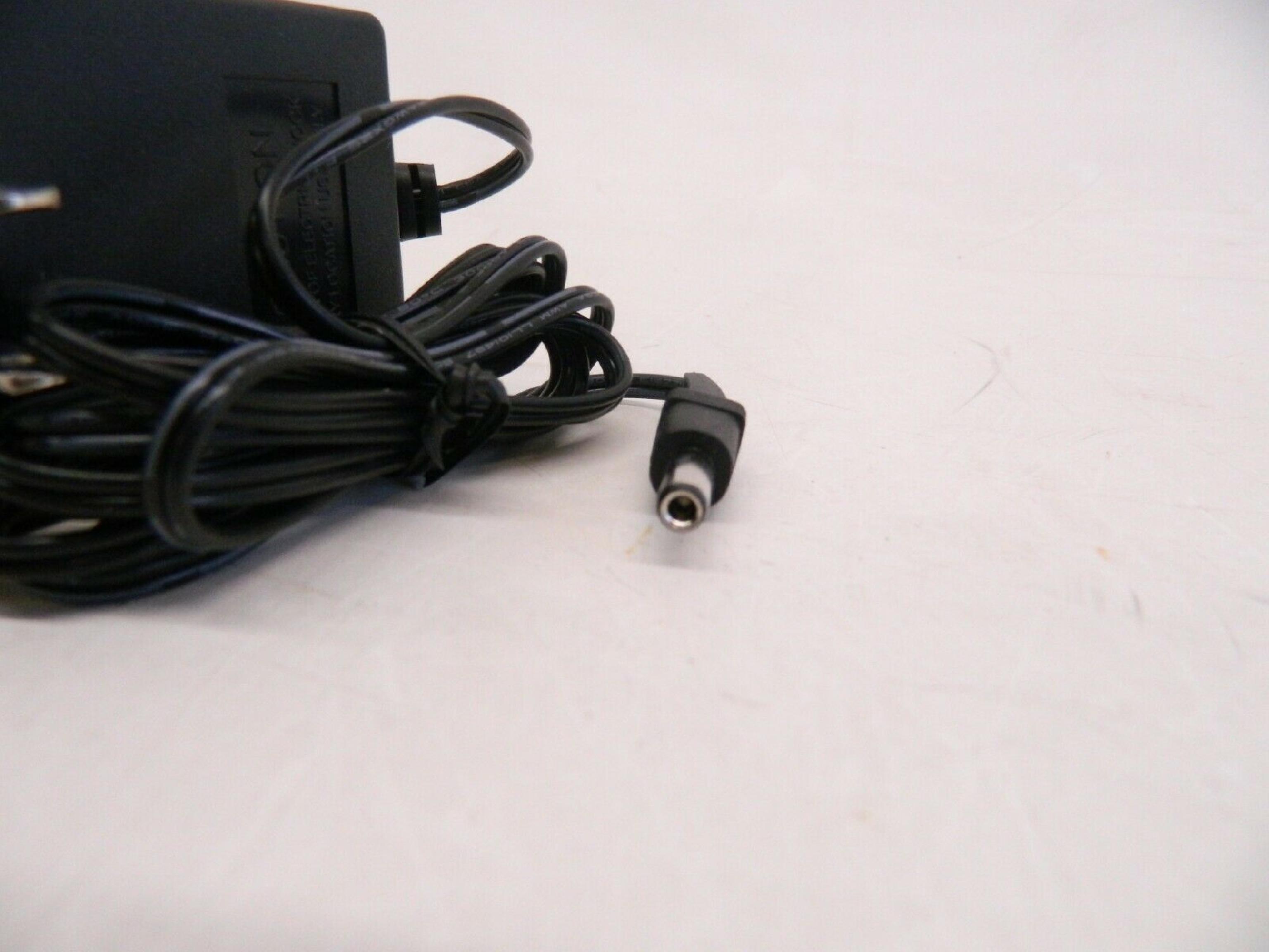 OEM AD-071A AC ADAPTER 7.5VDC OD:5.5MM ID:2MM BARREL CONNECTOR 6FOOT CABLE OUTSIDE POLE:NEGATIVE