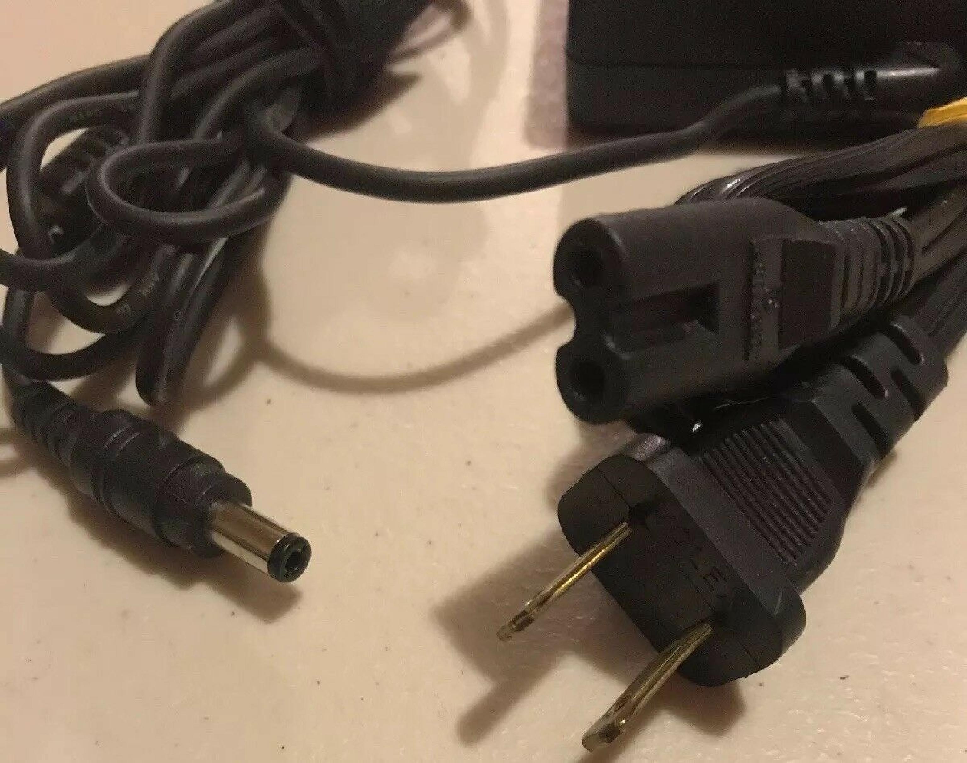 IBM 85G6737 AC ADAPTER 16VDC 2.2A, 6FT CABLE WITH BARREL CONNECTOR, OD:5.5MM, ID:2.5MM, DESKTOP STYLE, NEGATIVE OUTSIDE POLE