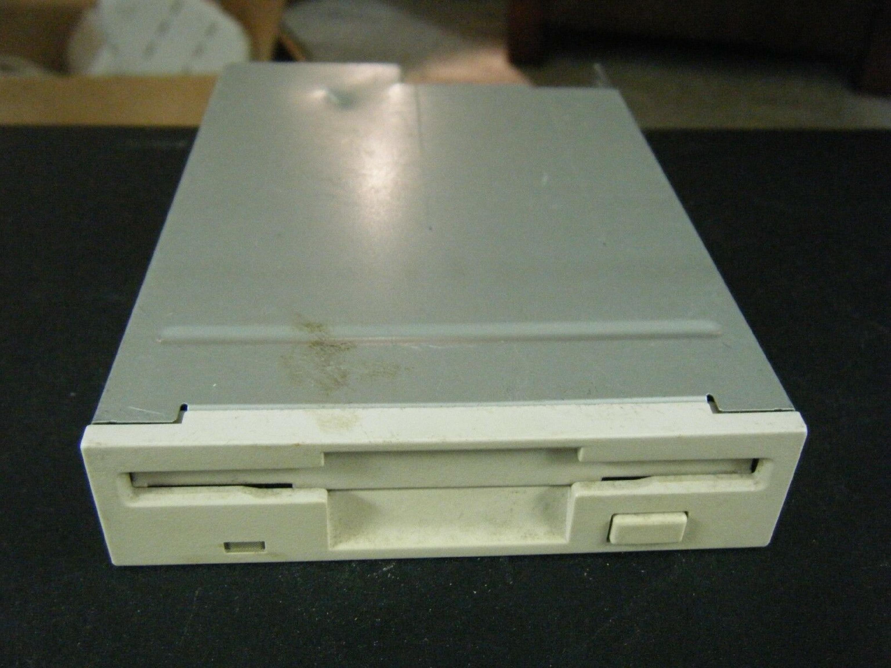 Y-E DATA YD-702D-6537D 1.44MB 3.5 INCH FLOPPY DRIVE