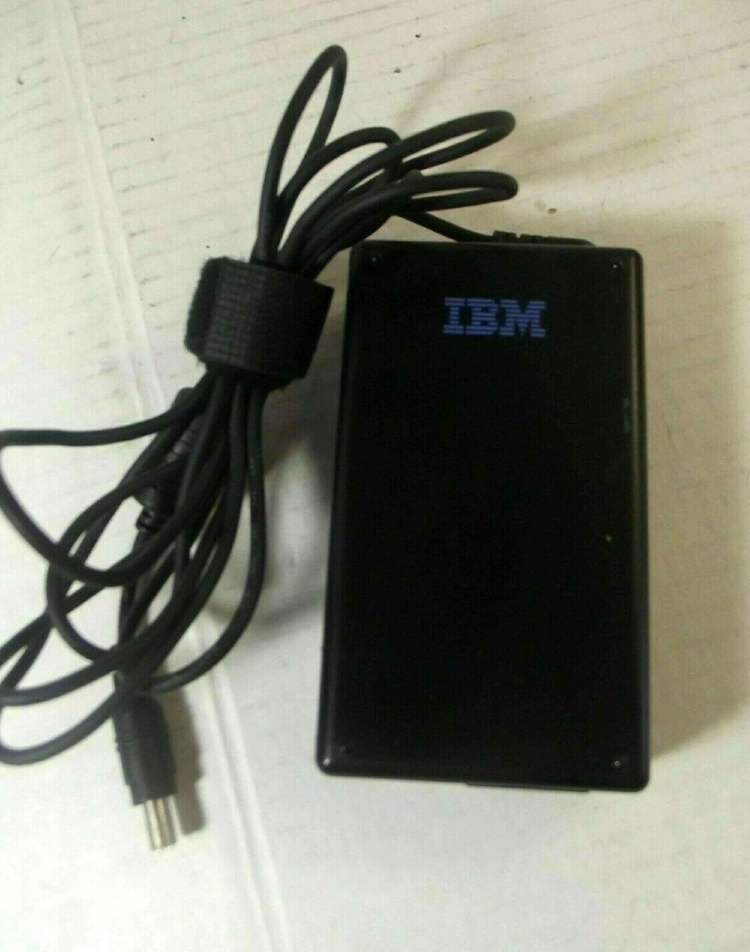 IBM 83H6339 AC ADAPTER 16VDC 3.36A, 6FT CABLE WITH BARREL CONNECTOR, OD:5.5MM, ID:2.45MM, DESKTOP STYLE, NEGATIVE OUTSIDE POLE FOR THINKPAD 380 AND 600 16V DC 3.36A CONNECTOR