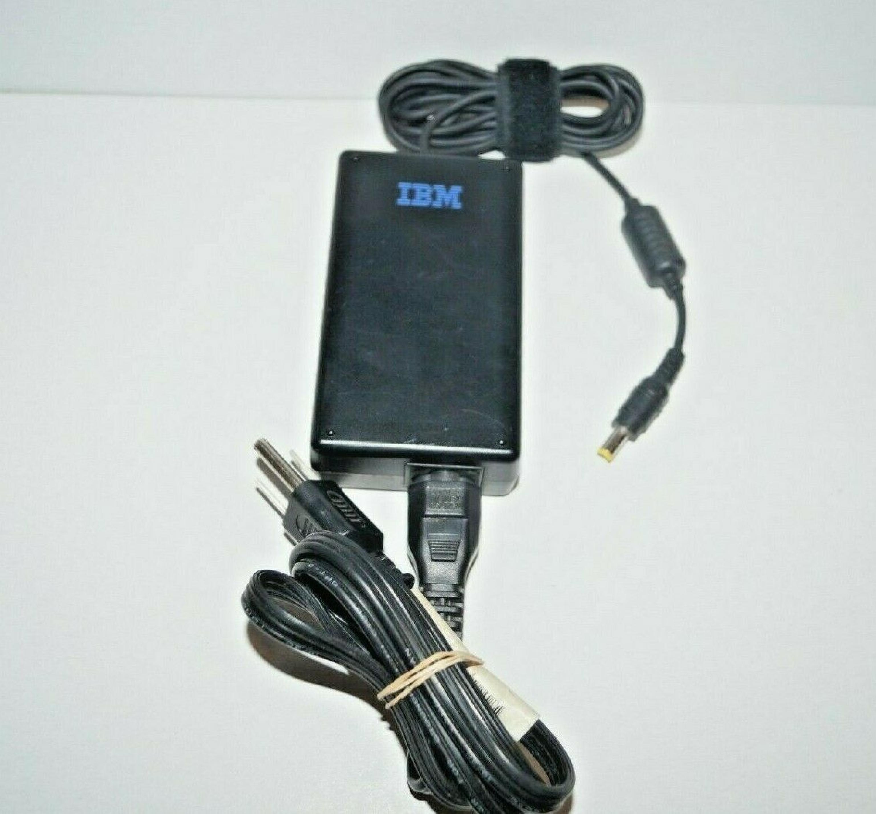 IBM 11J8956 AC ADAPTER 16VDC 3.36A, 6FT CABLE WITH BARREL CONNECTOR, OD:5.5MM, ID:2.45MM, DESKTOP STYLE, NEGATIVE OUTSIDE POLE FOR THINKPAD 380 AND 600 16V DC 3.36A CONNECTOR