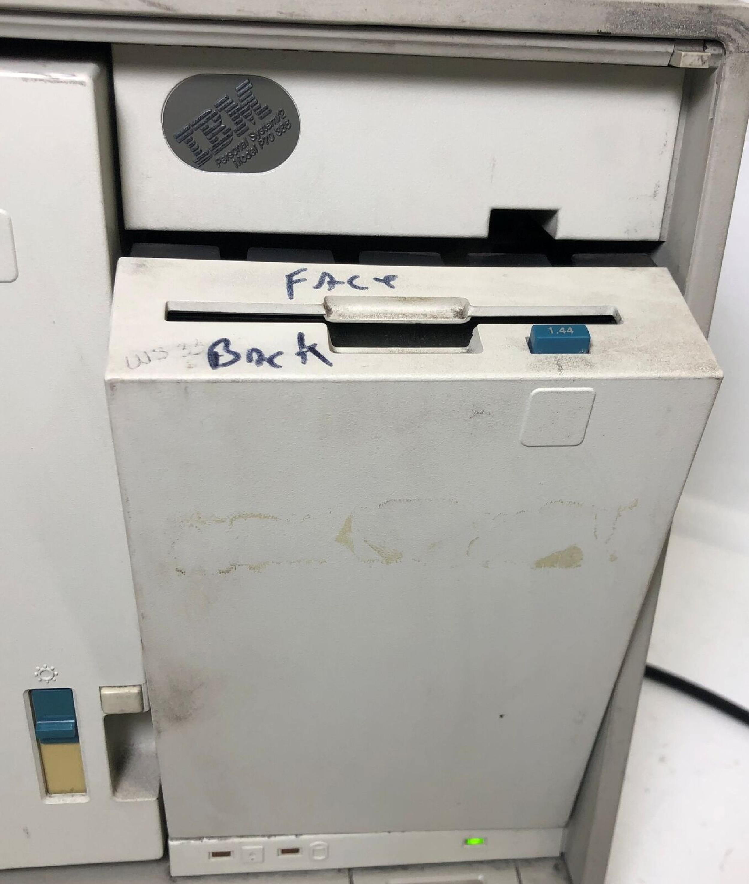 IBM P70 386 PORTABLE MODEL P70 386 8MB 200MB PLASMA