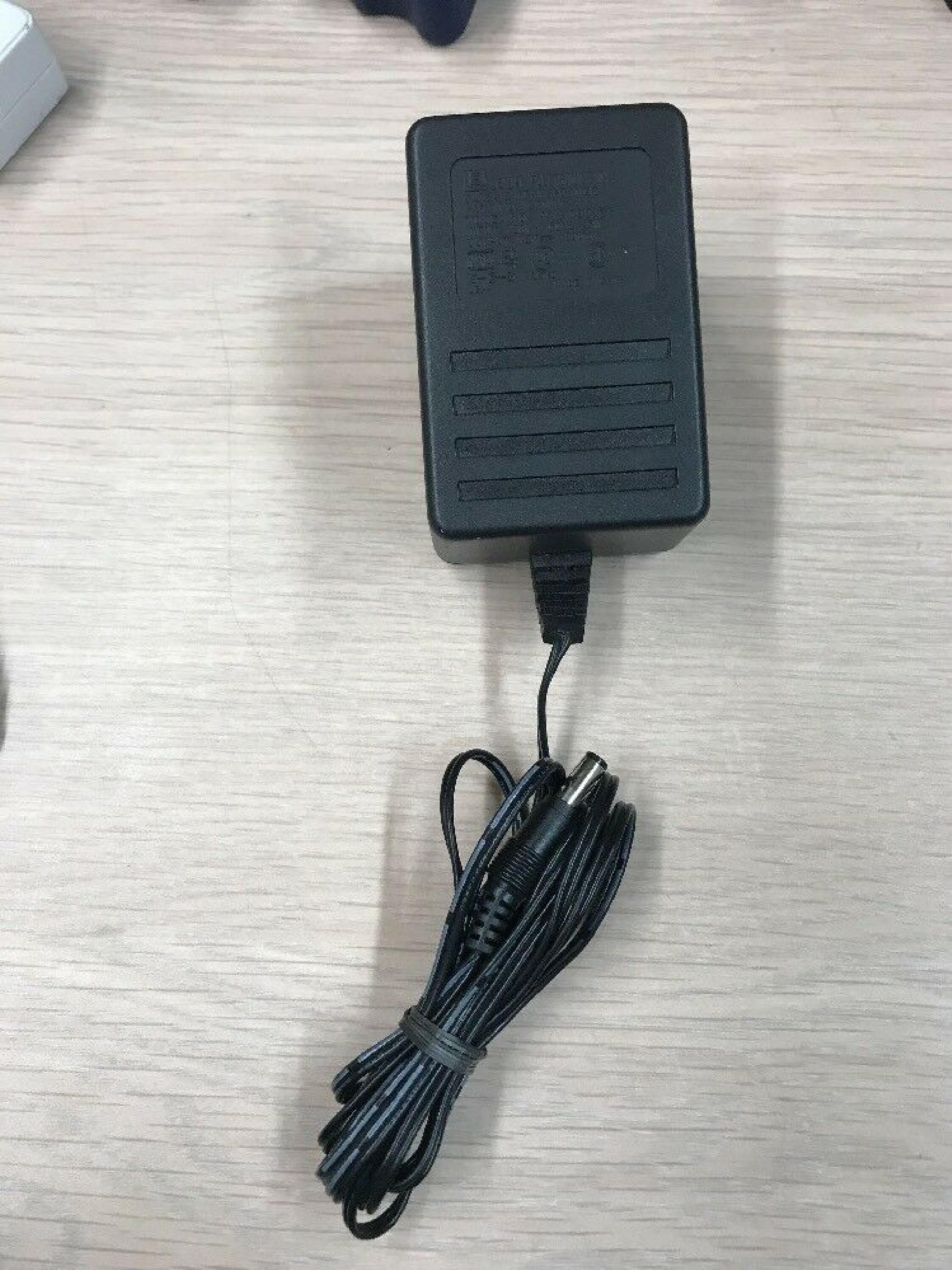 LEADER ELECTRONICS / HON KWANG SAM01T AC ADAPTER 12VDC 1A OD:5.5MM ID:2MM BARREL CONNECTOR 6FOOT CABLE OUTSIDE POLE:NEGATIVE FOR 04N567 12V DC 1000MA ID:2.6MM POSITIVE CENTER POLE