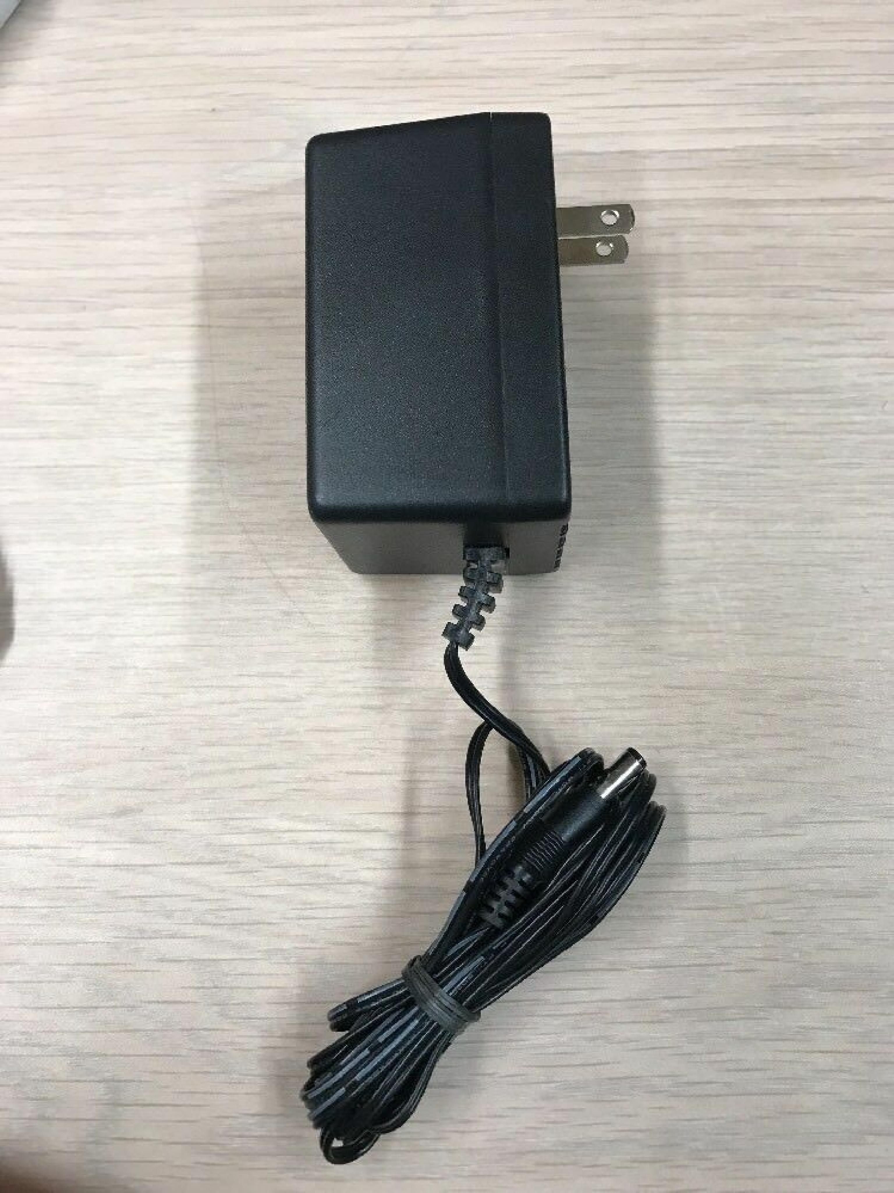 LEADER ELECTRONICS / HON KWANG SAM01T AC ADAPTER 12VDC 1A OD:5.5MM ID:2MM BARREL CONNECTOR 6FOOT CABLE OUTSIDE POLE:NEGATIVE FOR 04N567 12V DC 1000MA ID:2.6MM POSITIVE CENTER POLE