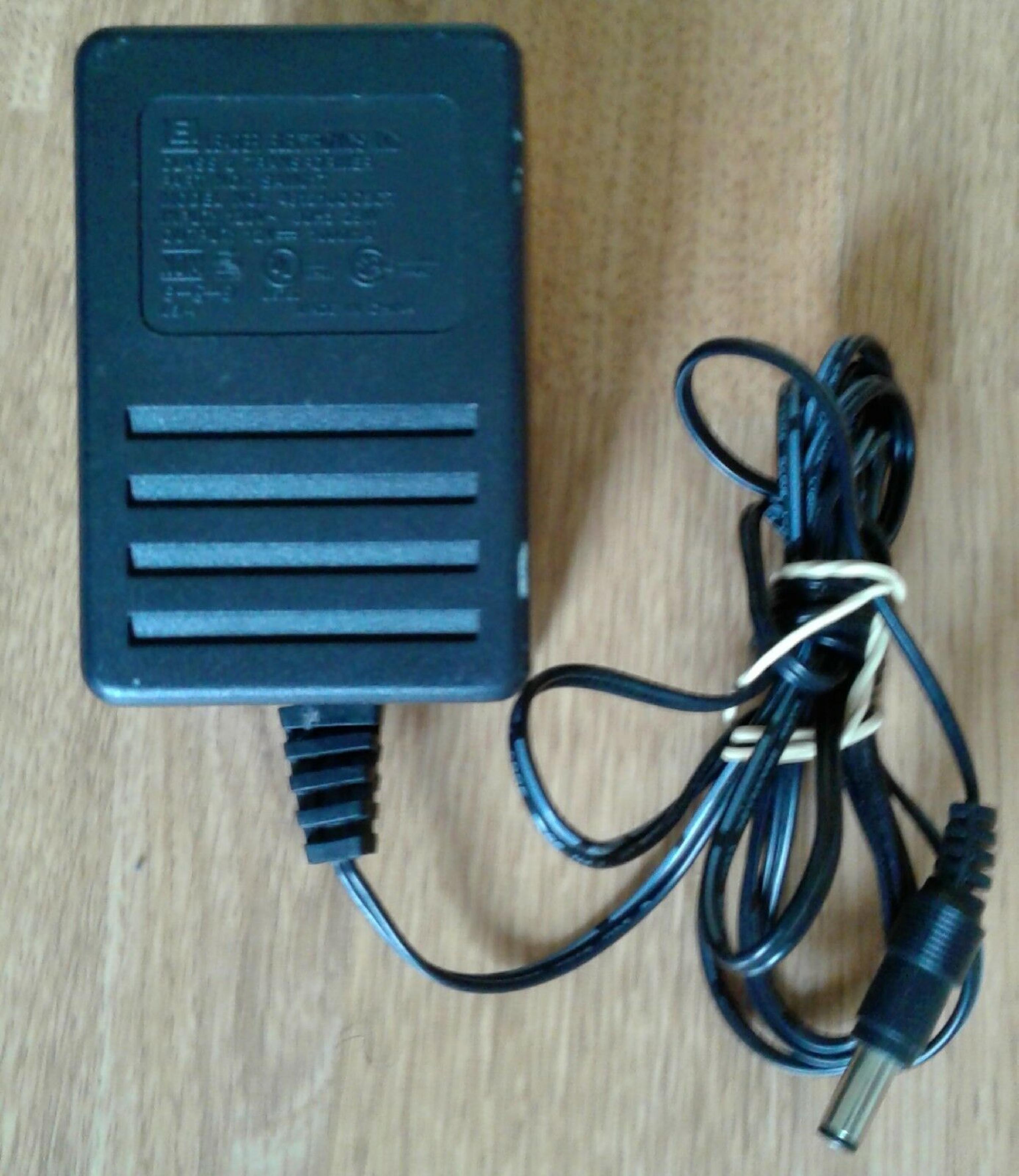 LEADER ELECTRONICS 481210OO3CT AC ADAPTER 12VDC 1A OD:5.5MM ID:2MM BARREL CONNECTOR 6FOOT CABLE OUTSIDE POLE:NEGATIVE FOR 04N567 CUT NO