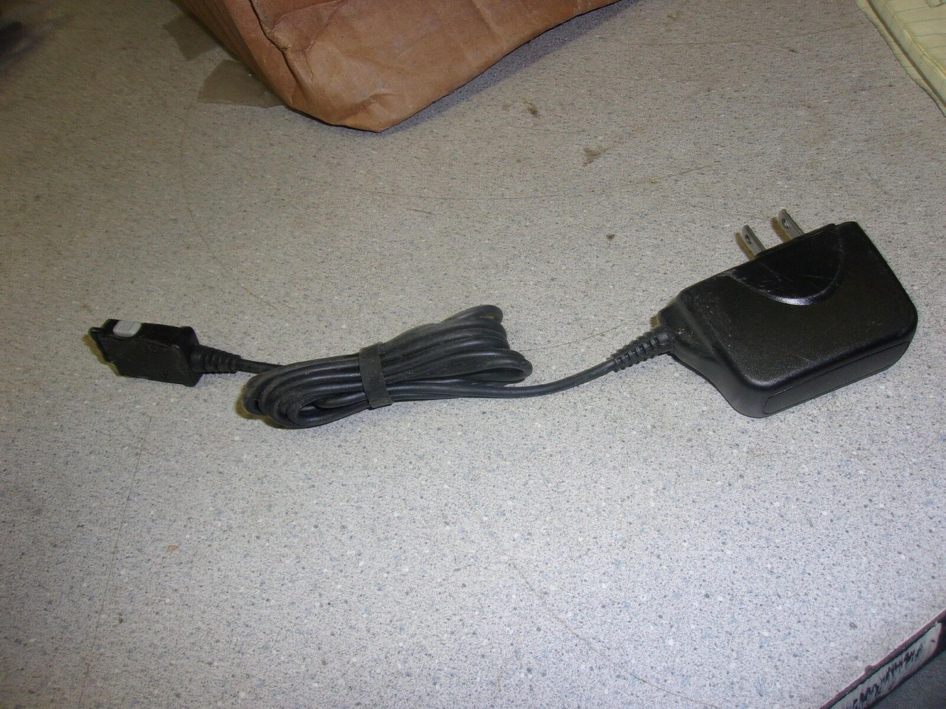 LG TA-P01WS 5V DC 1A AC ADAPTER WITH CONNECTOR