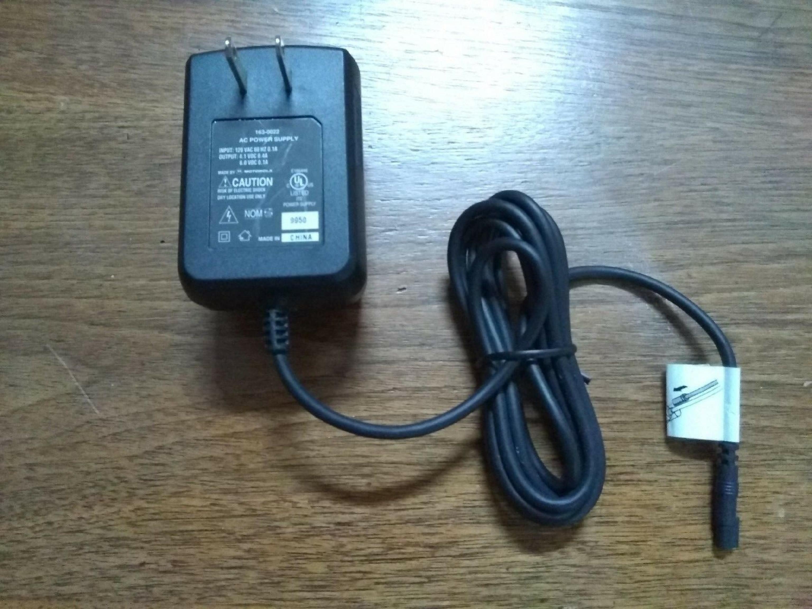 MOTOROLA 163-0022 4.1V DC 0.4A OR 6.0V 0.1A AC ADAPTER WITH 5PIN CONNECTOR 4.1VDC 0.4A, 6.0VDC 0.1A, 6FT CABLE 5 PIN FEMALE DIN, WALL STYLE