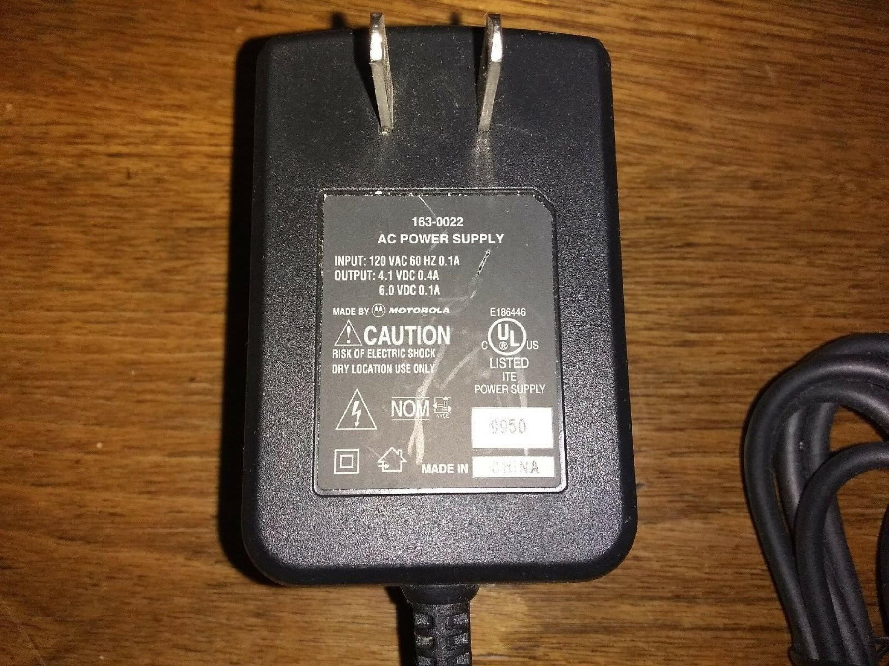 MOTOROLA 163-0022 4.1V DC 0.4A OR 6.0V 0.1A AC ADAPTER WITH 5PIN CONNECTOR 4.1VDC 0.4A, 6.0VDC 0.1A, 6FT CABLE 5 PIN FEMALE DIN, WALL STYLE