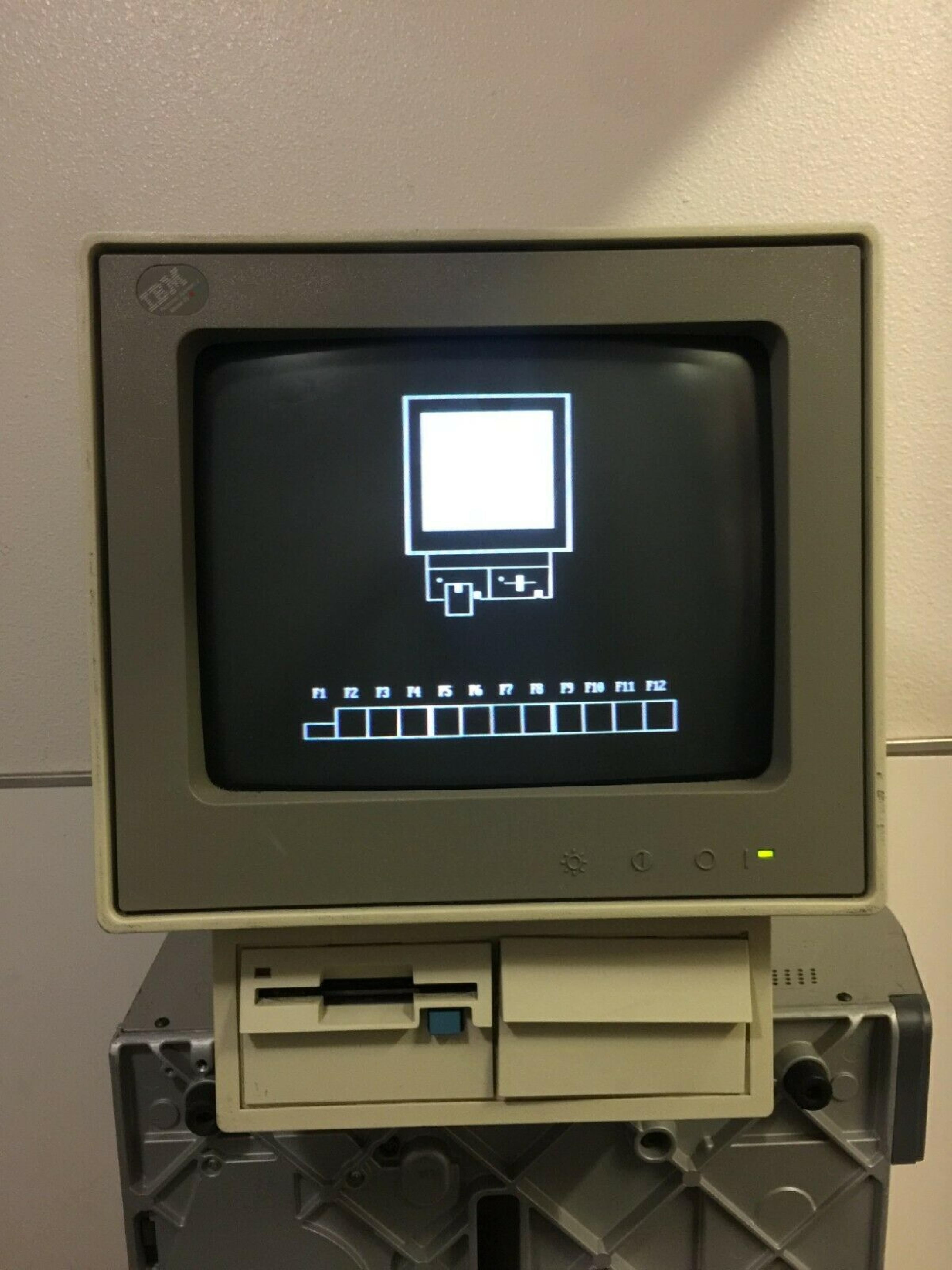 IBM MODEL 25 TERMINAL, POWERS ON