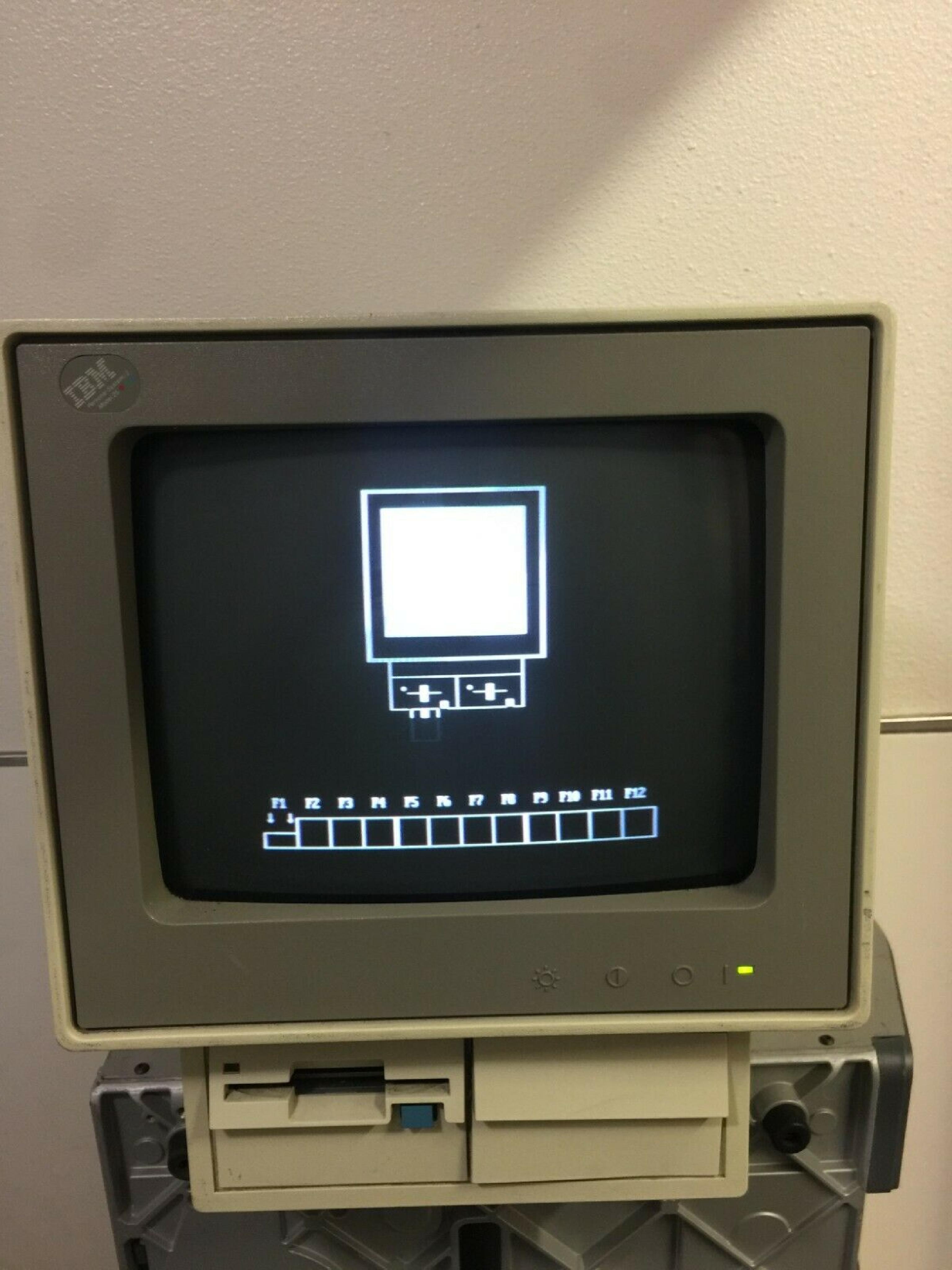 IBM MODEL 25 TERMINAL, POWERS ON