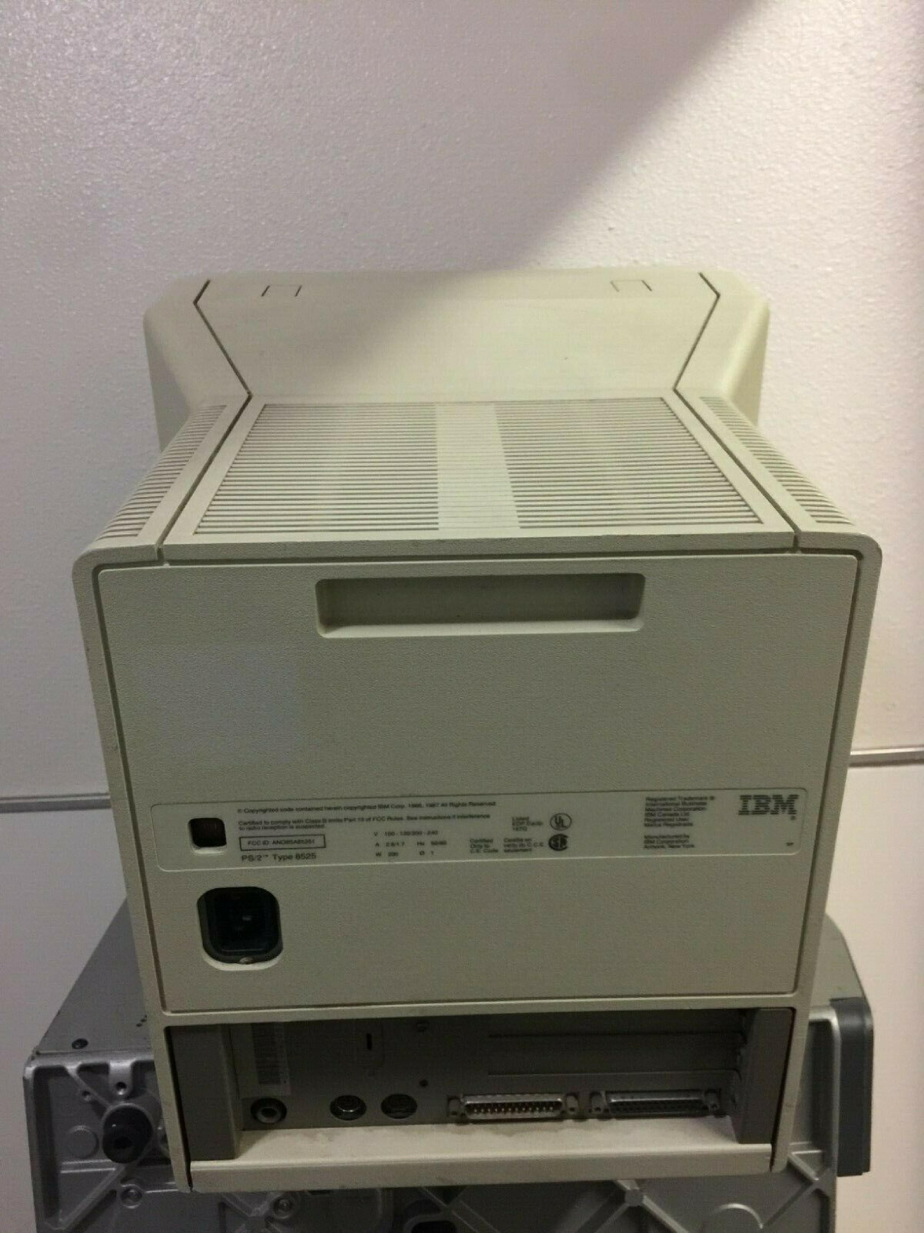 IBM MODEL 25 TERMINAL, POWERS ON